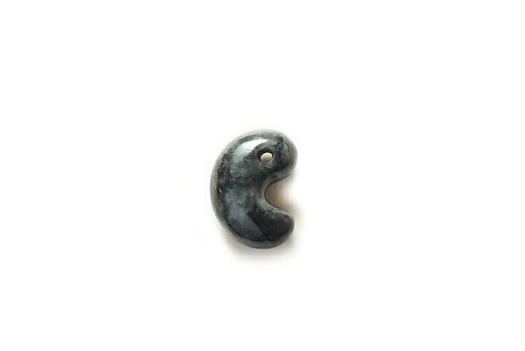 翡翠(ひすい)勾玉ペンダント・根付け 『水墨勾玉』(30.4mm/黒翡翠)ミャンマー産天...
