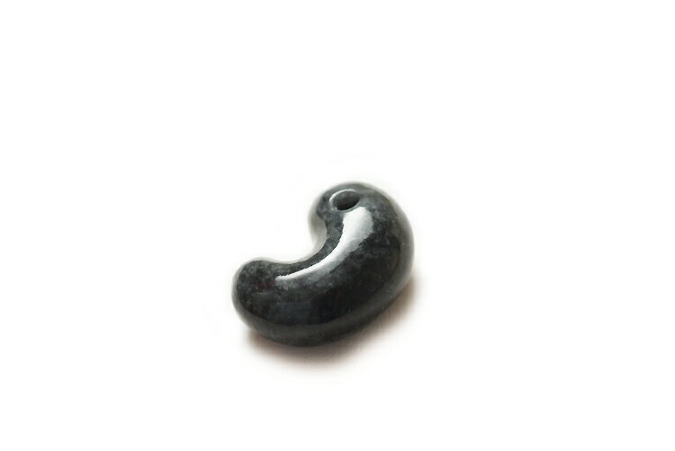 翡翠(ひすい)勾玉ペンダント・根付け 『水墨勾玉』(30.4mm/黒翡翠)ミャンマー産天...
