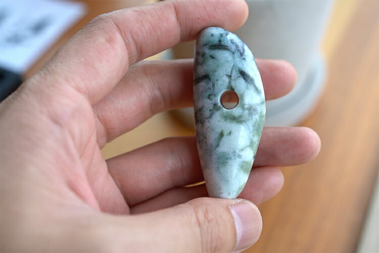 【さざれし工房】 翡翠 (ヒスイ) 大珠「縄文」(62mm) 日本製 国産天然ひすい ジェダイト 硬玉 国石 ナチュラル 天然石 お守り パワーストーン 糸魚川...