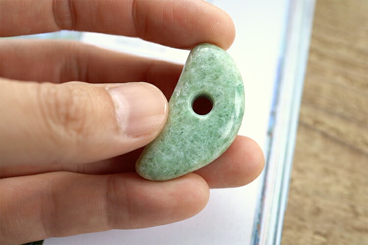 【さざれし工房】 翡翠 (ヒスイ) ペンダント・根付け「緑寿-Ron Zawawa」大珠 日本製 ミャンマー産天然ひすい 一点物 無着色 ジェダイト 硬玉 5月誕生石 国石 パワーストーン お守り ギフト プレゼント 贈答品 縁起物 誕生日 お祝い【送料無料】