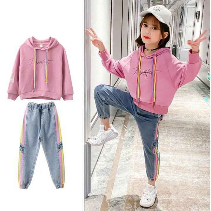サイズ110 120 130 140 150 160サイズについての説明子供服 セットアップ キッズ トップス ボトムス 女児 ガールズ ベビー服 ジュニア 姉妹 双子 誕生日 プレゼント 上品 ナチュラル ゆったり シンプル お祝い お出かけ お呼ばれ お食事会 小学生 通学着 新作 110cm 120cm 130cm 140cm 150cm 160cm 【カラー】 3色 【ご注意】 子供服のsizeは、1?2サイズ上の方をオススメです。 注意事項: ※ 平置き素人採寸ですので多少の誤差はご容赦下さい。 ※ モニタ環境によって、商品の色合いが多少違う場合があります。 ※ 発送時も簡易梱包の為、お受け取り時にたたみ皺が有ると思いますが、ご了承ください。素材生地：コットン/ポリエステル色ピンク オレンジ グリーン備考注意★洗濯時、色落ちがございます。他の物とのお洗濯もお控えくださいませ。湿気を含んだ状態や水を含んだまま放置しないでください。この製品は洗濯で若干縮むことがあります。洗濯機は使用できません。※ベージュ×モカのみ使用糸の関係上、風合いが少々異なります。 ●綿混合商品は洗濯時に多少縮む事がございます。 ●本製品は生産過程におきまして、生地を織る際の糸の継ぎ目や多少のほつれが生じることがありまが、品質上は問題ありません。また、生地の織りに他繊維が混紡している場合もございます。▼色落ちの恐れがございますので、他のものとは分けて洗濯してください。▼タンブラー乾燥はお避け下さい。▼洗濯の際は他の物と区別して、漂白剤を避け、手洗いを お勧めします。