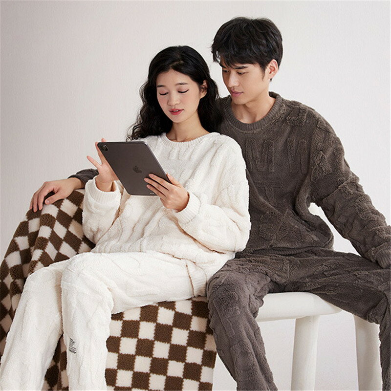 ●【一度着たら、もう手放せない。至福のもこもこ体験】 ふんわりと柔らかい肌触りが、一日の疲れを優しく癒してくれるペアパジャマ。袖を通した瞬間から心も身体も温まる、格別なリラックスタイムをお届けします。 ●【熱を逃さない、だから暖かい。考え抜かれた保温設計】 毛足の長い起毛素材が暖かい空気の層を作り、冷たい外気をシャットアウト。厳しい冬の寒さから二人をしっかり守る、高機能ルームウェアです。 ●【お部屋の中から「ちょっとそこまで」も。シーンを選ばないデザイン】 洗練されたデザインなので、ルームウェアとしてはもちろん、急な来客や近所へのお出かけにも対応可能。おしゃれと快適さを両立した、一着あると便利なペアセットです。 ●【二人の時間を、もっと暖かく。心に残るペアギフト】 ご結婚祝いや記念日に、「お揃いの温もり」を贈りませんか。二人で着ればラブラブ感もアップし、寒い季節の特別な時間を演出する、最高のプレゼントになります。 ●【この心地よさが、長く続く。丈夫で丁寧な作り】 大切な思い出と一緒に、長く愛用してほしいから。丈夫で丁寧な縫製にこだわりました。買ったばかりのような、優しい着心地を長期間お楽しみいただけます。 素材 ポリエステル100% カラー 写真通り 品質 普通 素材感 普通（薄い、やや薄い、普通、やや厚い、厚い） 季節 春秋冬 販売対象 自宅用、ギフト用 サイズ サイズ写真をご参考ください。 サイズについて不明な方はお気軽にお問い合わせください。 送料 沖縄以外送料無料、沖縄地方1500円 ラッピング対応 ラッピング袋手配可能。 注意事項 ※その他のよくあるご質問。 ●表示サイズがある場合、多少の誤差(約1-3cm、)が生じる場合がございます。 ●製造上、細かな汚れやシワ糸のほつれが発生する場合がございます。 ●モニターの発色の具合によって実際のものと色が異なる場合が御座います。 ●&nbsp;商品の仕様は、製造元の都合により予告なく変更することがあります。また、突然の欠品等で商品手配の遅れや手配ができない場合がございます ので、ご了承ください。 ●土日祝祭日のご注文およびお問い合わせへの弊社からのご連絡は、翌営業日となります。 関連キーワード：ペア パジャマ 冬 モコモコ カップル ペア ルームウェア 上下 セット 前開き ペア パジャマ もこもこ カップル パジャマ 秋冬 ペア 結婚祝い プレゼント ペアパジャマ カップル 冬 カップル お揃い プレゼント ペア カップル ルームウェア 可愛い カップル ペア レディース 長袖 ペアパジャマ 冬 カップル ペア ルームウェア 上下 セット ペア パジャマ レディース 長袖 ペア スウェット カップル パジャマ 秋冬 ペア 結婚祝い プレゼント ペアパジャマ カップル 冬 カップル お揃い プレゼント ペア カップル ルームウェア 可愛い カップル ペア カップル ペア パジャマ 冬 綿 結婚祝い ギフトセット プレゼント 友達 おしゃれ パジャマ メンズ ルームウェア 冬 両親 ペア パジャマ 部屋着 コムサ パジャマ お揃い 夫婦 記念日 秋関連キーワード：ペア パジャマ 冬 モコモコ カップル ペア ルームウェア 上下 セット 前開き ペア パジャマ もこもこ カップル パジャマ 秋冬 ペア 結婚祝い プレゼント ペアパジャマ カップル 冬 カップル お揃い プレゼント ペア カップル ルームウェア 可愛い カップル ペア レディース 長袖 ペアパジャマ 冬 カップル ペア ルームウェア 上下 セット ペア パジャマ レディース 長袖 ペア スウェット カップル パジャマ 秋冬 ペア 結婚祝い プレゼント ペアパジャマ カップル 冬 カップル お揃い プレゼント ペア カップル ルームウェア 可愛い カップル ペア カップル ペア パジャマ 冬 綿 結婚祝い ギフトセット プレゼント 友達 おしゃれ パジャマ メンズ ルームウェア 冬 両親 ペア パジャマ 部屋着 コムサ パジャマ お揃い 夫婦 記念日 秋