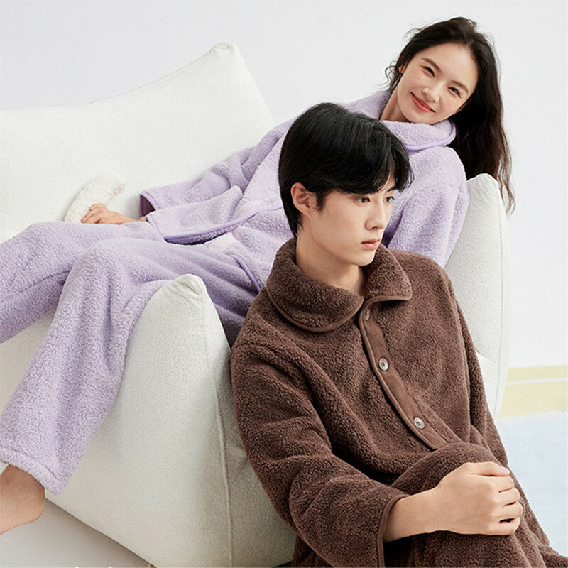 ●【一度着たら、もう手放せない。至福のもこもこ体験】 ふんわりと柔らかい肌触りが、一日の疲れを優しく癒してくれるペアパジャマ。袖を通した瞬間から心も身体も温まる、格別なリラックスタイムをお届けします。 ●【着る、脱ぐ、羽織る。すべてが簡単な前開きデザイン】 さっと着脱できる便利な前開きタイプは、就寝時だけでなく、朝晩の冷え込みにガウンのように羽織るのにも最適。一度使うと手放せなくなる、考え抜かれた機能性が魅力です。 ●【熱を逃さない、だから暖かい。考え抜かれた保温設計】 毛足の長い起毛素材が暖かい空気の層を作り、冷たい外気をシャットアウト。厳しい冬の寒さから二人をしっかり守る、高機能ルームウェアです。 ●【二人の時間を、もっと暖かく。心に残るペアギフト】 ご結婚祝いや記念日に、「お揃いの温もり」を贈りませんか。便利な前開きデザインと抜群の暖かさで実用性も高く、特別な時間を演出する最高のプレゼントになります。 ●【この心地よさが、長く続く。丈夫で丁寧な作り】 大切な思い出と一緒に、長く愛用してほしいから。丈夫で丁寧な縫製にこだわりました。買ったばかりのような、優しい着心地を長期間お楽しみいただけます。 素材 ポリエステル100% カラー 写真通り 品質 普通 素材感 普通（薄い、やや薄い、普通、やや厚い、厚い） 季節 春秋冬 販売対象 自宅用、ギフト用 サイズ サイズ写真をご参考ください。 サイズについて不明な方はお気軽にお問い合わせください。 送料 沖縄以外送料無料、沖縄地方1500円 ラッピング対応 ラッピング袋手配可能。 注意事項 ※その他のよくあるご質問。 ●表示サイズがある場合、多少の誤差(約1-3cm、)が生じる場合がございます。 ●製造上、細かな汚れやシワ糸のほつれが発生する場合がございます。 ●モニターの発色の具合によって実際のものと色が異なる場合が御座います。 ●&nbsp;商品の仕様は、製造元の都合により予告なく変更することがあります。また、突然の欠品等で商品手配の遅れや手配ができない場合がございます ので、ご了承ください。 ●土日祝祭日のご注文およびお問い合わせへの弊社からのご連絡は、翌営業日となります。 関連キーワード：ペア パジャマ 冬 モコモコ カップル ペア ルームウェア 上下 セット 前開き ペア パジャマ もこもこ カップル パジャマ 秋冬 ペア 結婚祝い プレゼント ペアパジャマ カップル 冬 カップル お揃い プレゼント ペア カップル ルームウェア 可愛い カップル ペア レディース 長袖 ペアパジャマ 冬 カップル ペア ルームウェア 上下 セット ペア パジャマ レディース 長袖 ペア スウェット カップル パジャマ 秋冬 ペア 結婚祝い プレゼント ペアパジャマ カップル 冬 カップル お揃い プレゼント ペア カップル ルームウェア 可愛い カップル ペア カップル ペア パジャマ 冬 綿 結婚祝い ギフトセット プレゼント 友達 おしゃれ パジャマ メンズ ルームウェア 冬 両親 ペア パジャマ 部屋着 コムサ パジャマ お揃い 夫婦 記念日 秋関連キーワード：ペア パジャマ 冬 モコモコ カップル ペア ルームウェア 上下 セット 前開き ペア パジャマ もこもこ カップル パジャマ 秋冬 ペア 結婚祝い プレゼント ペアパジャマ カップル 冬 カップル お揃い プレゼント ペア カップル ルームウェア 可愛い カップル ペア レディース 長袖 ペアパジャマ 冬 カップル ペア ルームウェア 上下 セット ペア パジャマ レディース 長袖 ペア スウェット カップル パジャマ 秋冬 ペア 結婚祝い プレゼント ペアパジャマ カップル 冬 カップル お揃い プレゼント ペア カップル ルームウェア 可愛い カップル ペア カップル ペア パジャマ 冬 綿 結婚祝い ギフトセット プレゼント 友達 おしゃれ パジャマ メンズ ルームウェア 冬 両親 ペア パジャマ 部屋着 コムサ パジャマ お揃い 夫婦 記念日 秋