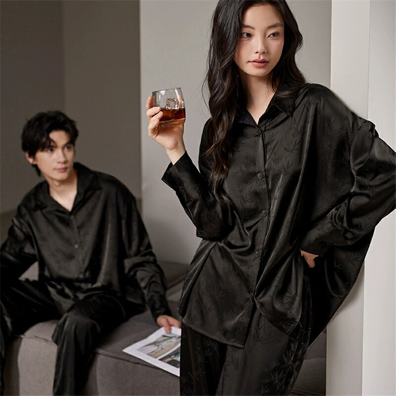 【ポリエステル繊維のメリット】 シルク風ですべすべとしており、肌触りが気持ち良いです。暑い日も快適に過ごせて、涼感を感じることができます。 丁寧でありながらも丈夫であるため、長期間にわたり優しい着心地をお楽しみいただけます。 結婚プレゼントや記念日ギフトとして、春、秋、夏でも可愛らしさを演出します。 恋人二人で一緒に着ることで、ラブラブ感が溢れます。 自宅用としてはもちろん、父の日、母の日、結婚祝い、お誕生日、記念日、敬老の日などのギフトにも最適です。 カラー 写真通り 品質 普通 素材感 普通（薄い、やや薄い、普通、やや厚い、厚い） 季節 春夏秋 販売対象 自宅用、ギフト用 サイズ サイズ写真をご参考ください。 サイズについて不明な方はお気軽にお問い合わせください。 送料 沖縄以外送料無料、沖縄地方1500円 ラッピング対応 ラッピング袋手配可能。 注意事項 ●表示サイズがある場合、多少の誤差(約1-3cm)が生じる場合がございます。 ●製造上、細かな汚れやシワ糸のほつれが発生する場合がございます。 ●モニターの発色の具合によって実際のものと色が異なる場合が御座います。 ●商品の仕様は、製造元の都合により予告なく変更することがあります。また、突然の欠品等で商品手配の遅れや手配ができない場合がございます ので、ご了承ください。 ●土日祝祭日のご注文およびお問い合わせへの弊社からのご連絡は、翌営業日となります。 ※その他のよくあるご質問。 関連キーワード：洗える 合成 シルク パジャマ レディース 高級 サテン パジャマ ペア メンズ パジャマ 夏 ペアパジャマ 春夏 シルク パジャマ カップル ペア ルームウェア カップル ペアルック パジャマ 長袖 おすすめ セクシー ルームウェア おしゃれ 無地 人気 部屋着 ギフト寝間着 父の日 母の日 敬老の日 プレゼント 送料無料 メンズ パジャマ おしゃれ 長袖 シルク 風 ペアルック パジャマ 結婚祝い プレゼント 友人 おしゃれ おすすめ 贈り物 ペア関連キーワード：ペアパジャマ 合成 シルク パジャマ ペア おしゃれ 結婚祝い プレゼント ペアパジャマ サテン シルク パジャマ メンズ ペアルック パジャマ おそろい レディース ルームウェア 可愛い カップル ペア 寝巻き 上下セット パジャマ ペアルック 前開き 部屋着