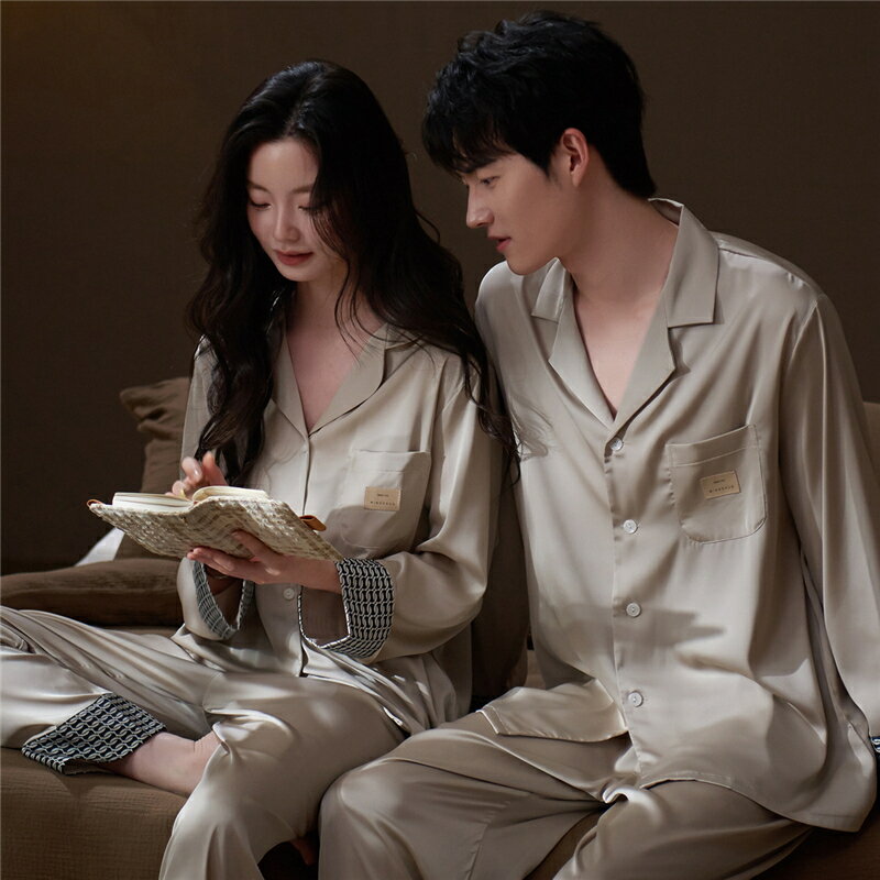 【ポリエステル繊維のメリット】 シルク風ですべすべとしており、肌触りが気持ち良いです。暑い日も快適に過ごせて、涼感を感じることができます。 丁寧でありながらも丈夫であるため、長期間にわたり優しい着心地をお楽しみいただけます。 結婚プレゼントや記念日ギフトとして、春、秋、夏でも可愛らしさを演出します。 恋人二人で一緒に着ることで、ラブラブ感が溢れます。 自宅用としてはもちろん、父の日、母の日、結婚祝い、お誕生日、記念日、敬老の日などのギフトにも最適です。 カラー 写真通り 品質 普通 素材感 普通（薄い、やや薄い、普通、やや厚い、厚い） 季節 春夏秋 販売対象 自宅用、ギフト用 サイズ サイズ写真をご参考ください。 サイズについて不明な方はお気軽にお問い合わせください。 送料 沖縄以外送料無料、沖縄地方1500円 ラッピング対応 ラッピング袋手配可能。 注意事項 ●表示サイズがある場合、多少の誤差(約1-3cm)が生じる場合がございます。 ●製造上、細かな汚れやシワ糸のほつれが発生する場合がございます。 ●モニターの発色の具合によって実際のものと色が異なる場合が御座います。 ●商品の仕様は、製造元の都合により予告なく変更することがあります。また、突然の欠品等で商品手配の遅れや手配ができない場合がございます ので、ご了承ください。 ●土日祝祭日のご注文およびお問い合わせへの弊社からのご連絡は、翌営業日となります。 ※その他のよくあるご質問。 関連キーワード：洗える 合成 シルク パジャマ レディース 高級 サテン パジャマ ペア メンズ パジャマ 夏 ペアパジャマ 春夏 シルク パジャマ カップル ペア ルームウェア カップル ペアルック パジャマ 長袖 おすすめ セクシー ルームウェア おしゃれ 無地 人気 部屋着 ギフト寝間着 父の日 母の日 敬老の日 プレゼント 送料無料 メンズ パジャマ おしゃれ 長袖 シルク 風 ペアルック パジャマ 結婚祝い プレゼント 友人 おしゃれ おすすめ 贈り物 ペア関連キーワード：ペアパジャマ 合成 シルク パジャマ ペア おしゃれ 結婚祝い プレゼント ペアパジャマ サテン シルク パジャマ メンズ ペアルック パジャマ おそろい レディース ルームウェア 可愛い カップル ペア 寝巻き 上下セット パジャマ ペアルック 前開き 部屋着