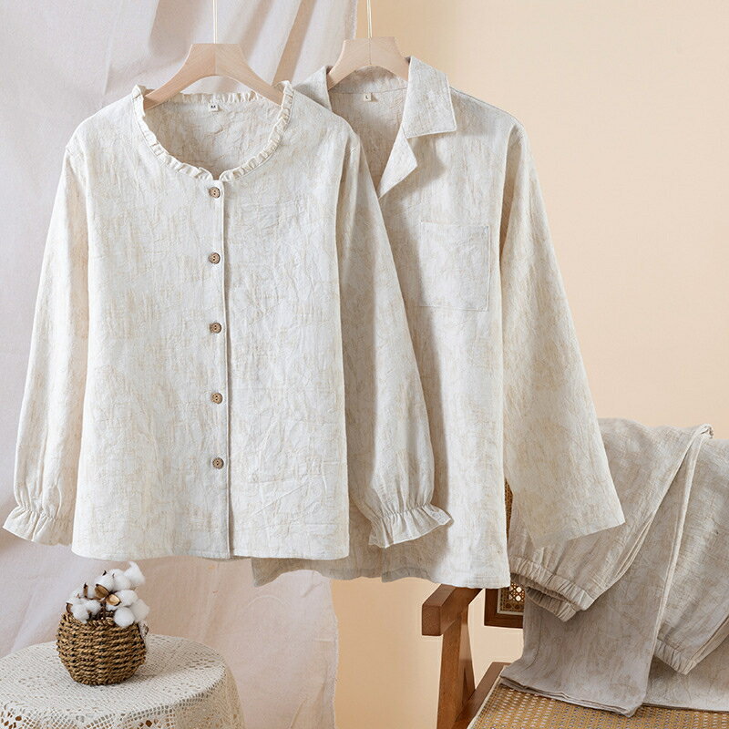 ●着脱しやすく体温調節も簡単な前開きデザイン ボタンを開け閉めするだけでさっと着替えられる前開きタイプ。朝晩の気温差にも対応しやすく、羽織るだけでガウンのようにも使える便利な一着です。 ●柔らかさと扱いやすさを両立した混紡素材 綿の優しい肌触りと、ポリエステルの軽さ・シワになりにくさを合わせた混紡生地。吸水性と速乾性のバランスが良く、お手入れも簡単です。 ●二人の時間をおしゃれに彩るペアデザイン クラシックな前開きデザインは甘くなりすぎず、大人のカップルにも似合います。届いたその日からお揃いコーデを楽しめ、日常のひとときを特別に演出します。 ●贈り物に最適な実用性とデザイン性 結婚祝い、記念日、父の日・母の日・敬老の日など幅広く対応。混紡素材は丈夫で長持ちし、着替えやすさと快適さを兼ね備えた贈り物として喜ばれます。 ●季節を問わず活躍する長袖上下セット 春秋は一枚で、冬は重ね着で暖かく、夏は冷房対策に。きちんと感があるので急な来客にも対応でき、おうち時間を快適かつ上品に彩ります。 商品買うメリット ペアパジャマなら、部屋着ばかりでなく、近くのコンビニにも行けます。しかもネットで買えるので、簡単で便利です（おっくうな彼もこれなら仮想デート的に買えます）。これを着ている間は、彼との関係も良好です。 肌触りが気持ちいいパジャマです。 丁寧かつ丈夫であるため、長期間やさしい着心地を楽しめます。 結婚プレゼントや記念日ギフトで、春秋夏でも可愛く演出できます。 恋人二人で一緒に着て、ラブラブ感が溢れます。 自宅用はもちろん、父の日、母の日、結婚祝い、お誕生日、記念日、敬老の日などのギフトにも最適です。 素材 綿、ポリエステル カラー 写真通り 品質 普通 素材感 普通（薄い、やや薄い、普通、やや厚い、厚い） 季節 春秋冬 販売対象 自宅用、ギフト用 サイズ サイズ写真をご参考ください。 サイズについて不明な方はお気軽にお問い合わせください。 送料 沖縄以外送料無料、沖縄地方1500円 ラッピング対応 ラッピング袋手配可能。 注意事項 ※その他のよくあるご質問。 ●表示サイズがある場合、多少の誤差(約1-3cm、)が生じる場合がございます。 ●製造上、細かな汚れやシワ糸のほつれが発生する場合がございます。 ●モニターの発色の具合によって実際のものと色が異なる場合が御座います。 ●&nbsp;商品の仕様は、製造元の都合により予告なく変更することがあります。また、突然の欠品等で商品手配の遅れや手配ができない場合がございます ので、ご了承ください。 ●土日祝祭日のご注文およびお問い合わせへの弊社からのご連絡は、翌営業日となります。 関連キーワード：ペア パジャマ 長袖 男女2着 セット 綿 前開き 秋 冬 コットン カップル ルームウェア ペアパジャマ 結婚祝い プレゼント お祝い おもしろ 春秋 夫婦 ギフト 上下セット レディース 部屋着 メンズ 綿 かわいい ペアコーデ おしゃれ 前開き 大きいサイズ お揃い 送料無料 春夏秋冬 スウェット 上下 セットアップ ペアルック お揃いルームウェア 肌に刺激がない 快適 快眠 母の日 寝巻き 防寒対策 彼女 彼氏 記念日 春夏 肌に優しい綿父の日 ブライダル やさしい 春 敬老の日 ナイトウェア 無地 可愛い 入院 伸縮 新生活 ルームサプリ M L LLサイズ シンプル ペアパジャマ春秋冬 簿手 ワッフル生地 プルオーバー マイクロファイバー ルームウエア 韓国 女性 男性 冬物 あったか 防寒 寝間着 オシャレ 誕生日 贈り物 綿 綿 和晒 両親 ふわふわ 薄手 LL 2L 冷房対策 大きい 薄い 毛玉ができにくい トップス パンツ 長袖パジャマ スエット上下 夏用 夏 中学生 長ズボン関連キーワード：ペアパジャマ カップル ペア ルームウェア 春 結婚祝い プレゼント 大きいサイズ お祝い 長袖 パジャマ ギフト 上下 セット レディース 部屋着 ペアルック 無印 メンズ 秋 春秋 お揃い 服 ペアパジャマ秋 冬 かわいい 送料無料 男女2着 綿 前開き コットン おもしろ 夫婦 上下セット 綿 ペアコーデ おしゃれ 前開き 春夏秋冬 スウェット セットアップ お揃いルームウェア 肌に刺激がない 快適 快眠 母の日 寝巻き 防寒対策 彼女 彼氏 記念日 春夏 肌に優しい綿父の日 ブライダル やさしい 敬老の日 ナイトウェア 無地 可愛い 入院 伸縮 新生活 ルームサプリ M L LLサイズ シンプル ペアパジャマ春秋冬 簿手 ワッフル生地 プルオーバー マイクロファイバー ルームウエア 韓国 女性 男性 冬物 あったか 防寒 寝間着 オシャレ 誕生日 贈り物 綿 綿 和晒 両親 ふわふわ 薄手 LL 2L 冷房対策 大きい 薄い 毛玉ができにくい トップス パンツ 長袖パジャマ スエット上下 夏用 夏 中学生 長ズボン