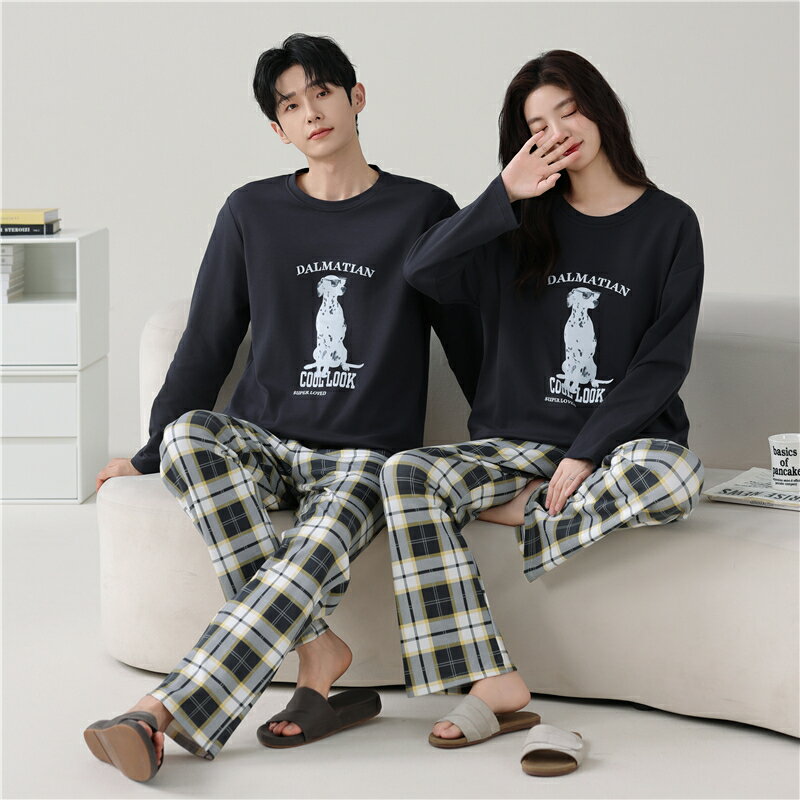 ●綿100%の快適な肌触りと機能性 通気性・吸水性に優れたコットン素材が、汗を気にせず朝まで快適な着心地を実現。静電気が起きにくく、夏は涼しく冬は暖かいので、一年を通して快適に過ごせます。洗濯にも強く、長く愛用できる丈夫さも魅力です。 ●二人時間を特別にするペアデザイン 男女2着セットで届いてすぐにお揃いコーデが楽しめます。シンプルなクルーネックと長袖デザインは着る人を選ばず、日常の何気ない時間も二人だけの特別なひとときに変えてくれます。 ●贈り物にぴったりな万能ギフト 結婚祝い、記念日、父の日・母の日・敬老の日など、幅広いシーンで喜ばれるペアパジャマ。贈る相手を選ばない実用性と、着るたびに贈り手の気持ちが伝わる優しい着心地が魅力です。 ●季節を問わず使える便利な長袖上下セット 春秋に最適な長袖タイプは、冬はインナーを重ねれば暖かく、夏は冷房対策にも活躍。手首や足首までカバーして冷えを防ぎ、快適なおうち時間をサポートします。 ●自宅でも外でも使える多用途ルームウェア 部屋着としてはもちろん、近所へのお出かけにも着られるデザイン。休日の映画鑑賞やリラックスタイムに最適で、恋人や家族と一緒に過ごす時間をより心地よく演出します。 商品買うメリット ペアパジャマなら、部屋着ばかりでなく、近くのコンビニにも行けます。しかもネットで買えるので、簡単で便利です（おっくうな彼もこれなら仮想デート的に買えます）。これを着ている間は、彼との関係も良好です。 肌触りが気持ちいいパジャマです。 丁寧かつ丈夫であるため、長期間やさしい着心地を楽しめます。 結婚プレゼントや記念日ギフトで、春秋夏でも可愛く演出できます。 恋人二人で一緒に着て、ラブラブ感が溢れます。 自宅用はもちろん、父の日、母の日、結婚祝い、お誕生日、記念日、敬老の日などのギフトにも最適です。 素材 綿100% カラー 写真通り 品質 普通 素材感 普通（薄い、やや薄い、普通、やや厚い、厚い） 季節 春秋冬 販売対象 自宅用、ギフト用 サイズ サイズ写真をご参考ください。 サイズについて不明な方はお気軽にお問い合わせください。 送料 沖縄以外送料無料、沖縄地方1500円 ラッピング対応 ラッピング袋手配可能。 注意事項 ※その他のよくあるご質問。 ●表示サイズがある場合、多少の誤差(約1-3cm、)が生じる場合がございます。 ●製造上、細かな汚れやシワ糸のほつれが発生する場合がございます。 ●モニターの発色の具合によって実際のものと色が異なる場合が御座います。 ●&nbsp;商品の仕様は、製造元の都合により予告なく変更することがあります。また、突然の欠品等で商品手配の遅れや手配ができない場合がございます ので、ご了承ください。 ●土日祝祭日のご注文およびお問い合わせへの弊社からのご連絡は、翌営業日となります。 関連キーワード：ペア パジャマ 長袖 男女2着 セット 綿100％ クルーネック 秋 冬 コットン カップル ルームウェア ペアパジャマ 結婚祝い プレゼント お祝い おもしろ 春秋 夫婦 ギフト 上下セット レディース 部屋着 メンズ 綿100% かわいい ペアコーデ おしゃれ 前開き 大きいサイズ お揃い 送料無料 春夏秋冬 スウェット 上下 セットアップ ペアルック お揃いルームウェア 肌に刺激がない 快適 快眠 母の日 寝巻き 防寒対策 彼女 彼氏 記念日 春夏 肌に優しい綿100％父の日 ブライダル やさしい 春 敬老の日 ナイトウェア 無地 可愛い 入院 伸縮 新生活 ルームサプリ M L LLサイズ シンプル ペアパジャマ春秋冬 簿手 ワッフル生地 プルオーバー マイクロファイバー ルームウエア 韓国 女性 男性 冬物 あったか 防寒 寝間着 オシャレ 誕生日 贈り物 綿 綿100 和晒 両親 ふわふわ 薄手 LL 2L 冷房対策 大きい 薄い 毛玉ができにくい トップス パンツ 長袖パジャマ スエット上下 夏用 夏 中学生 長ズボン関連キーワード：ペアパジャマ カップル ペア ルームウェア 春 結婚祝い プレゼント 大きいサイズ お祝い 長袖 パジャマ ギフト 上下 セット レディース 部屋着 ペアルック 無印 メンズ 秋 春秋 お揃い 服 ペアパジャマ秋 冬 かわいい 送料無料 綿95% 男女2着 綿100％ クルーネック コットン おもしろ 夫婦 上下セット 綿100% ペアコーデ おしゃれ 前開き 春夏秋冬 スウェット セットアップ お揃いルームウェア 肌に刺激がない 快適 快眠 母の日 寝巻き 防寒対策 彼女 彼氏 記念日 春夏 肌に優しい綿100％父の日 ブライダル やさしい 敬老の日 ナイトウェア 無地 可愛い 入院 伸縮 新生活 ルームサプリ M L LLサイズ シンプル ペアパジャマ春秋冬 簿手 ワッフル生地 プルオーバー マイクロファイバー ルームウエア 韓国 女性 男性 冬物 あったか 防寒 寝間着 オシャレ 誕生日 贈り物 綿 綿100 和晒 両親 ふわふわ 薄手 LL 2L 冷房対策 大きい 薄い 毛玉ができにくい トップス パンツ 長袖パジャマ スエット上下 夏用 夏 中学生 長ズボン