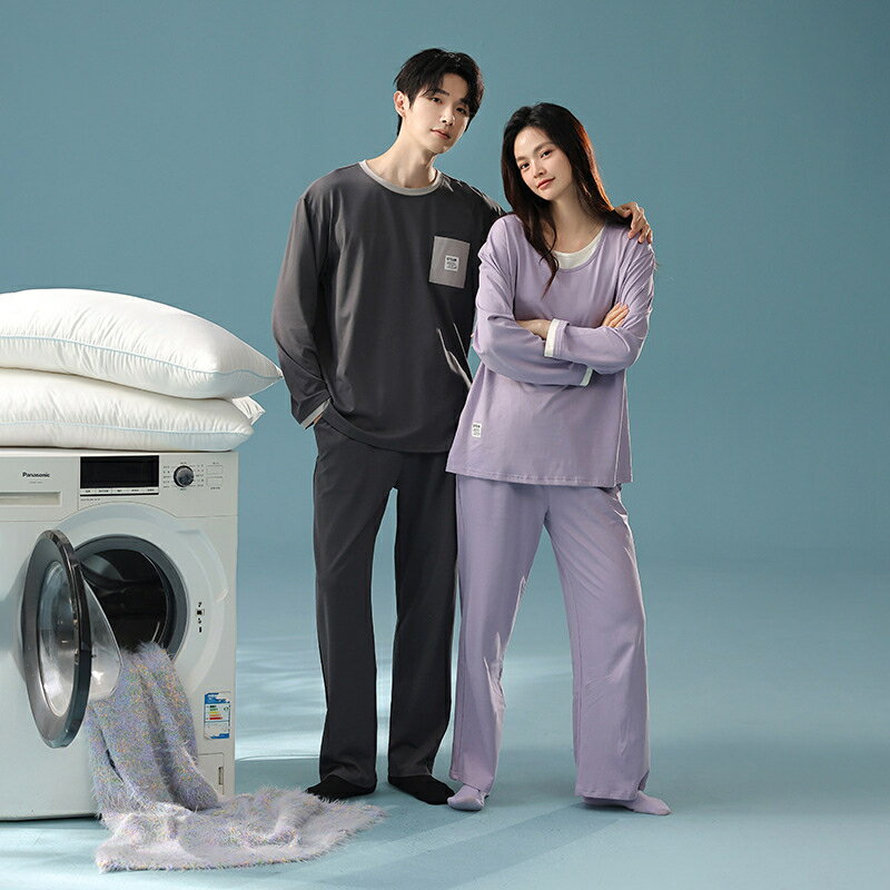 ●綿100%の快適な肌触りと機能性 通気性・吸水性に優れたコットン素材が、汗を気にせず朝まで快適な着心地を実現。静電気が起きにくく、夏は涼しく冬は暖かいので、一年を通して快適に過ごせます。洗濯にも強く、長く愛用できる丈夫さも魅力です。 ●二人時間を特別にするペアデザイン 男女2着セットで届いてすぐにお揃いコーデが楽しめます。シンプルなクルーネックと長袖デザインは着る人を選ばず、日常の何気ない時間も二人だけの特別なひとときに変えてくれます。 ●贈り物にぴったりな万能ギフト 結婚祝い、記念日、父の日・母の日・敬老の日など、幅広いシーンで喜ばれるペアパジャマ。贈る相手を選ばない実用性と、着るたびに贈り手の気持ちが伝わる優しい着心地が魅力です。 ●季節を問わず使える便利な長袖上下セット 春秋に最適な長袖タイプは、冬はインナーを重ねれば暖かく、夏は冷房対策にも活躍。手首や足首までカバーして冷えを防ぎ、快適なおうち時間をサポートします。 ●自宅でも外でも使える多用途ルームウェア 部屋着としてはもちろん、近所へのお出かけにも着られるデザイン。休日の映画鑑賞やリラックスタイムに最適で、恋人や家族と一緒に過ごす時間をより心地よく演出します。 商品買うメリット ペアパジャマなら、部屋着ばかりでなく、近くのコンビニにも行けます。しかもネットで買えるので、簡単で便利です（おっくうな彼もこれなら仮想デート的に買えます）。これを着ている間は、彼との関係も良好です。 肌触りが気持ちいいパジャマです。 丁寧かつ丈夫であるため、長期間やさしい着心地を楽しめます。 結婚プレゼントや記念日ギフトで、春秋夏でも可愛く演出できます。 恋人二人で一緒に着て、ラブラブ感が溢れます。 自宅用はもちろん、父の日、母の日、結婚祝い、お誕生日、記念日、敬老の日などのギフトにも最適です。 素材 綿100% カラー 写真通り 品質 普通 素材感 普通（薄い、やや薄い、普通、やや厚い、厚い） 季節 春秋冬 販売対象 自宅用、ギフト用 サイズ サイズ写真をご参考ください。 サイズについて不明な方はお気軽にお問い合わせください。 送料 沖縄以外送料無料、沖縄地方1500円 ラッピング対応 ラッピング袋手配可能。 注意事項 ※その他のよくあるご質問。 ●表示サイズがある場合、多少の誤差(約1-3cm、)が生じる場合がございます。 ●製造上、細かな汚れやシワ糸のほつれが発生する場合がございます。 ●モニターの発色の具合によって実際のものと色が異なる場合が御座います。 ●&nbsp;商品の仕様は、製造元の都合により予告なく変更することがあります。また、突然の欠品等で商品手配の遅れや手配ができない場合がございます ので、ご了承ください。 ●土日祝祭日のご注文およびお問い合わせへの弊社からのご連絡は、翌営業日となります。 関連キーワード：ペア パジャマ 長袖 男女2着 セット 綿100％ クルーネック 秋 冬 コットン カップル ルームウェア ペアパジャマ 結婚祝い プレゼント お祝い おもしろ 春秋 夫婦 ギフト 上下セット レディース 部屋着 メンズ 綿100% かわいい ペアコーデ おしゃれ 前開き 大きいサイズ お揃い 送料無料 春夏秋冬 スウェット 上下 セットアップ ペアルック お揃いルームウェア 肌に刺激がない 快適 快眠 母の日 寝巻き 防寒対策 彼女 彼氏 記念日 春夏 肌に優しい綿100％父の日 ブライダル やさしい 春 敬老の日 ナイトウェア 無地 可愛い 入院 伸縮 新生活 ルームサプリ M L LLサイズ シンプル ペアパジャマ春秋冬 簿手 ワッフル生地 プルオーバー マイクロファイバー ルームウエア 韓国 女性 男性 冬物 あったか 防寒 寝間着 オシャレ 誕生日 贈り物 綿 綿100 和晒 両親 ふわふわ 薄手 LL 2L 冷房対策 大きい 薄い 毛玉ができにくい トップス パンツ 長袖パジャマ スエット上下 夏用 夏 中学生 長ズボン関連キーワード：ペアパジャマ カップル ペア ルームウェア 春 結婚祝い プレゼント 大きいサイズ お祝い 長袖 パジャマ ギフト 上下 セット レディース 部屋着 ペアルック 無印 メンズ 秋 春秋 お揃い 服 ペアパジャマ秋 冬 かわいい 送料無料 綿95% 男女2着 綿100％ クルーネック コットン おもしろ 夫婦 上下セット 綿100% ペアコーデ おしゃれ 前開き 春夏秋冬 スウェット セットアップ お揃いルームウェア 肌に刺激がない 快適 快眠 母の日 寝巻き 防寒対策 彼女 彼氏 記念日 春夏 肌に優しい綿100％父の日 ブライダル やさしい 敬老の日 ナイトウェア 無地 可愛い 入院 伸縮 新生活 ルームサプリ M L LLサイズ シンプル ペアパジャマ春秋冬 簿手 ワッフル生地 プルオーバー マイクロファイバー ルームウエア 韓国 女性 男性 冬物 あったか 防寒 寝間着 オシャレ 誕生日 贈り物 綿 綿100 和晒 両親 ふわふわ 薄手 LL 2L 冷房対策 大きい 薄い 毛玉ができにくい トップス パンツ 長袖パジャマ スエット上下 夏用 夏 中学生 長ズボン