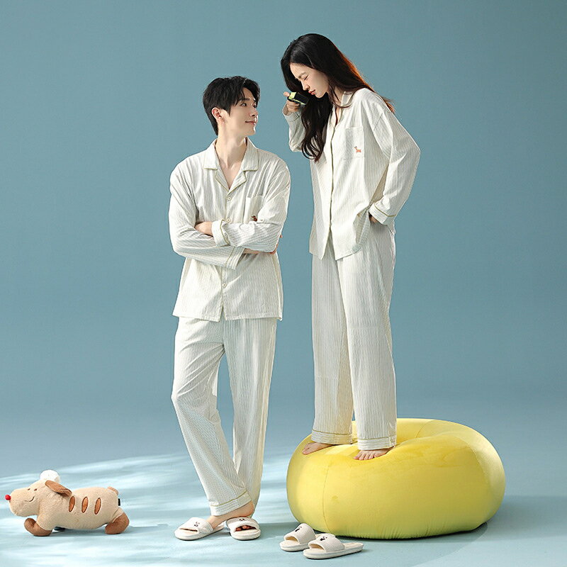●着脱しやすく体温調節も簡単な前開きデザイン ボタンを開け閉めするだけでさっと着替えられる前開きタイプ。朝晩の気温差にも対応しやすく、羽織るだけでガウンのようにも使える便利な一着です。 ●肌に優しい綿100%の快適素材 通気性・吸水性に優れ、静電気が起きにくいコットン素材。夏は涼しく冬は暖かく、一年を通して快適な着心地を保ちます。洗濯にも強く、長く愛用できる丈夫さも魅力です。 ●二人の時間をおしゃれに彩るペアデザイン クラシックな前開きデザインは甘くなりすぎず、大人のカップルにもぴったり。届いたその日からお揃いコーデを楽しめ、日常のひとときを特別に演出します。 ●贈り物に最適な実用性とデザイン性 結婚祝い、記念日、父の日・母の日・敬老の日など幅広いシーンに対応。腕が上がりにくい方でも着替えやすく、世代を問わず喜ばれる心遣いの伝わるギフトです。 ●季節を問わず活躍する長袖上下セット 春秋は一枚で快適に、冬はインナーを重ねて暖かく、夏は冷房対策に。きちんと感があるので急な来客にも対応でき、おうち時間を快適かつ上品に彩ります。 商品買うメリット ペアパジャマなら、部屋着ばかりでなく、近くのコンビニにも行けます。しかもネットで買えるので、簡単で便利です（おっくうな彼もこれなら仮想デート的に買えます）。これを着ている間は、彼との関係も良好です。 肌触りが気持ちいいパジャマです。 丁寧かつ丈夫であるため、長期間やさしい着心地を楽しめます。 結婚プレゼントや記念日ギフトで、春秋夏でも可愛く演出できます。 恋人二人で一緒に着て、ラブラブ感が溢れます。 自宅用はもちろん、父の日、母の日、結婚祝い、お誕生日、記念日、敬老の日などのギフトにも最適です。 素材 綿100% カラー 写真通り 品質 普通 素材感 普通（薄い、やや薄い、普通、やや厚い、厚い） 季節 春秋冬 販売対象 自宅用、ギフト用 サイズ サイズ写真をご参考ください。 サイズについて不明な方はお気軽にお問い合わせください。 送料 沖縄以外送料無料、沖縄地方1500円 ラッピング対応 ラッピング袋手配可能。 注意事項 ※その他のよくあるご質問。 ●表示サイズがある場合、多少の誤差(約1-3cm、)が生じる場合がございます。 ●製造上、細かな汚れやシワ糸のほつれが発生する場合がございます。 ●モニターの発色の具合によって実際のものと色が異なる場合が御座います。 ●&nbsp;商品の仕様は、製造元の都合により予告なく変更することがあります。また、突然の欠品等で商品手配の遅れや手配ができない場合がございます ので、ご了承ください。 ●土日祝祭日のご注文およびお問い合わせへの弊社からのご連絡は、翌営業日となります。 関連キーワード：ペア パジャマ 長袖 男女2着 セット 綿100％ 前開き 秋 冬 コットン カップル ルームウェア ペアパジャマ 結婚祝い プレゼント お祝い おもしろ 春秋 夫婦 ギフト 上下セット レディース 部屋着 メンズ 綿100% かわいい ペアコーデ おしゃれ 前開き 大きいサイズ お揃い 送料無料 春夏秋冬 スウェット 上下 セットアップ ペアルック お揃いルームウェア 肌に刺激がない 快適 快眠 母の日 寝巻き 防寒対策 彼女 彼氏 記念日 春夏 肌に優しい綿100％父の日 ブライダル やさしい 春 敬老の日 ナイトウェア 無地 可愛い 入院 伸縮 新生活 ルームサプリ M L LLサイズ シンプル ペアパジャマ春秋冬 簿手 ワッフル生地 プルオーバー マイクロファイバー ルームウエア 韓国 女性 男性 冬物 あったか 防寒 寝間着 オシャレ 誕生日 贈り物 綿 綿100 和晒 両親 ふわふわ 薄手 LL 2L 冷房対策 大きい 薄い 毛玉ができにくい トップス パンツ 長袖パジャマ スエット上下 夏用 夏 中学生 長ズボン関連キーワード：ペアパジャマ カップル ペア ルームウェア 春 結婚祝い プレゼント 大きいサイズ お祝い 長袖 パジャマ ギフト 上下 セット レディース 部屋着 ペアルック 無印 メンズ 秋 春秋 お揃い 服 ペアパジャマ秋 冬 かわいい 送料無料 綿95% 男女2着 綿100％ 前開き コットン おもしろ 夫婦 上下セット 綿100% ペアコーデ おしゃれ 前開き 春夏秋冬 スウェット セットアップ お揃いルームウェア 肌に刺激がない 快適 快眠 母の日 寝巻き 防寒対策 彼女 彼氏 記念日 春夏 肌に優しい綿100％父の日 ブライダル やさしい 敬老の日 ナイトウェア 無地 可愛い 入院 伸縮 新生活 ルームサプリ M L LLサイズ シンプル ペアパジャマ春秋冬 簿手 ワッフル生地 プルオーバー マイクロファイバー ルームウエア 韓国 女性 男性 冬物 あったか 防寒 寝間着 オシャレ 誕生日 贈り物 綿 綿100 和晒 両親 ふわふわ 薄手 LL 2L 冷房対策 大きい 薄い 毛玉ができにくい トップス パンツ 長袖パジャマ スエット上下 夏用 夏 中学生 長ズボン