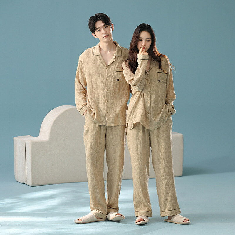 ●着脱しやすく体温調節も簡単な前開きデザイン ボタンを開け閉めするだけでさっと着替えられる前開きタイプ。朝晩の気温差にも対応しやすく、羽織るだけでガウンのようにも使える便利な一着です。 ●肌に優しい綿100%の快適素材 通気性・吸水性に優れ、静電気が起きにくいコットン素材。夏は涼しく冬は暖かく、一年を通して快適な着心地を保ちます。洗濯にも強く、長く愛用できる丈夫さも魅力です。 ●二人の時間をおしゃれに彩るペアデザイン クラシックな前開きデザインは甘くなりすぎず、大人のカップルにもぴったり。届いたその日からお揃いコーデを楽しめ、日常のひとときを特別に演出します。 ●贈り物に最適な実用性とデザイン性 結婚祝い、記念日、父の日・母の日・敬老の日など幅広いシーンに対応。腕が上がりにくい方でも着替えやすく、世代を問わず喜ばれる心遣いの伝わるギフトです。 ●季節を問わず活躍する長袖上下セット 春秋は一枚で快適に、冬はインナーを重ねて暖かく、夏は冷房対策に。きちんと感があるので急な来客にも対応でき、おうち時間を快適かつ上品に彩ります。 商品買うメリット ペアパジャマなら、部屋着ばかりでなく、近くのコンビニにも行けます。しかもネットで買えるので、簡単で便利です（おっくうな彼もこれなら仮想デート的に買えます）。これを着ている間は、彼との関係も良好です。 肌触りが気持ちいいパジャマです。 丁寧かつ丈夫であるため、長期間やさしい着心地を楽しめます。 結婚プレゼントや記念日ギフトで、春秋夏でも可愛く演出できます。 恋人二人で一緒に着て、ラブラブ感が溢れます。 自宅用はもちろん、父の日、母の日、結婚祝い、お誕生日、記念日、敬老の日などのギフトにも最適です。 素材 綿100% カラー 写真通り 品質 普通 素材感 普通（薄い、やや薄い、普通、やや厚い、厚い） 季節 春秋冬 販売対象 自宅用、ギフト用 サイズ サイズ写真をご参考ください。 サイズについて不明な方はお気軽にお問い合わせください。 送料 沖縄以外送料無料、沖縄地方1500円 ラッピング対応 ラッピング袋手配可能。 注意事項 ※その他のよくあるご質問。 ●表示サイズがある場合、多少の誤差(約1-3cm、)が生じる場合がございます。 ●製造上、細かな汚れやシワ糸のほつれが発生する場合がございます。 ●モニターの発色の具合によって実際のものと色が異なる場合が御座います。 ●&nbsp;商品の仕様は、製造元の都合により予告なく変更することがあります。また、突然の欠品等で商品手配の遅れや手配ができない場合がございます ので、ご了承ください。 ●土日祝祭日のご注文およびお問い合わせへの弊社からのご連絡は、翌営業日となります。 関連キーワード：ペア パジャマ 長袖 男女2着 セット 綿100％ 前開き 秋 冬 コットン カップル ルームウェア ペアパジャマ 結婚祝い プレゼント お祝い おもしろ 春秋 夫婦 ギフト 上下セット レディース 部屋着 メンズ 綿100% かわいい ペアコーデ おしゃれ 前開き 大きいサイズ お揃い 送料無料 春夏秋冬 スウェット 上下 セットアップ ペアルック お揃いルームウェア 肌に刺激がない 快適 快眠 母の日 寝巻き 防寒対策 彼女 彼氏 記念日 春夏 肌に優しい綿100％父の日 ブライダル やさしい 春 敬老の日 ナイトウェア 無地 可愛い 入院 伸縮 新生活 ルームサプリ M L LLサイズ シンプル ペアパジャマ春秋冬 簿手 ワッフル生地 プルオーバー マイクロファイバー ルームウエア 韓国 女性 男性 冬物 あったか 防寒 寝間着 オシャレ 誕生日 贈り物 綿 綿100 和晒 両親 ふわふわ 薄手 LL 2L 冷房対策 大きい 薄い 毛玉ができにくい トップス パンツ 長袖パジャマ スエット上下 夏用 夏 中学生 長ズボン関連キーワード：ペアパジャマ カップル ペア ルームウェア 春 結婚祝い プレゼント 大きいサイズ お祝い 長袖 パジャマ ギフト 上下 セット レディース 部屋着 ペアルック 無印 メンズ 秋 春秋 お揃い 服 ペアパジャマ秋 冬 かわいい 送料無料 綿95% 男女2着 綿100％ 前開き コットン おもしろ 夫婦 上下セット 綿100% ペアコーデ おしゃれ 前開き 春夏秋冬 スウェット セットアップ お揃いルームウェア 肌に刺激がない 快適 快眠 母の日 寝巻き 防寒対策 彼女 彼氏 記念日 春夏 肌に優しい綿100％父の日 ブライダル やさしい 敬老の日 ナイトウェア 無地 可愛い 入院 伸縮 新生活 ルームサプリ M L LLサイズ シンプル ペアパジャマ春秋冬 簿手 ワッフル生地 プルオーバー マイクロファイバー ルームウエア 韓国 女性 男性 冬物 あったか 防寒 寝間着 オシャレ 誕生日 贈り物 綿 綿100 和晒 両親 ふわふわ 薄手 LL 2L 冷房対策 大きい 薄い 毛玉ができにくい トップス パンツ 長袖パジャマ スエット上下 夏用 夏 中学生 長ズボン