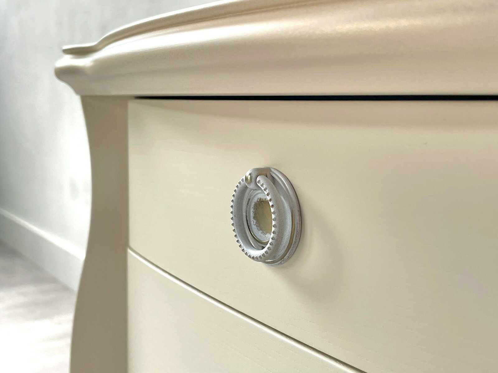 72 Off 松永工房カンティーニュシリーズのナイトテーブルフットライト付タイプ カンティーニュ ナイトテーブル フットライト付 サイドテーブル 猫脚家具 白い家具 クラシック家具 アンティーク調 エレガント クラシックスタイル ラグジュアリー 松永工房 日本産 ロココ調