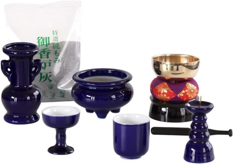 仏具セット 瑠璃色 無地 ルリ 陶器 5点+おりんセット 香炉灰付 モダンミニ仏壇用瑠璃色 無地 陶器5点（香炉・火立て・花立て・茶器・仏器）に国産おリン3点（おりん・りん棒・りん布団）を付けたお得なセットです。さらに香炉灰付きです。このセットは上置き仏壇やミニ仏壇に良く合います。陶器は岐阜県産で、瑠璃色の濃い紫みの鮮やかな青色が締まります。おりんはおりんの産地で有名な富山県高岡市で作られています。小さいながら透き通った音色を奏でます。【サイズ】花立て：径5.5cm×高さ11cm、香炉：径9cm×高さ6cm、火立て：径4cm×高さ7.7cm、茶器：径5.2cm×高さ5.4cm、仏器：径5.2cm×高さ5.7cm　おリンセット：幅約7cm×高さ約9cmお勧めのお仏壇サイズは16～20号のお仏壇です。