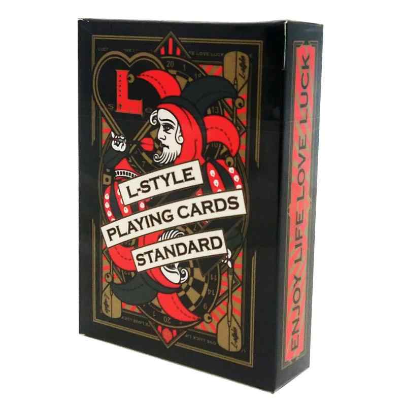 L-STYLE PLAYING CARDS トランプスペックデータ｜パッケージサイズ：H9.0cm×W6.5cm×D2.0cmL-Styleデザインをちりばめたトランプが登場。各絵柄にはダーツに関連するデザインが入っており、 ダーツ好きな方へのプレゼントにも喜ばれる一品です。商品ページ掲載の商品仕様や、パッケージ・デザイン・付属品等は、予告無しに変更となる場合がございます。予め、ご理解・ご了承の上、ご注文下さい。