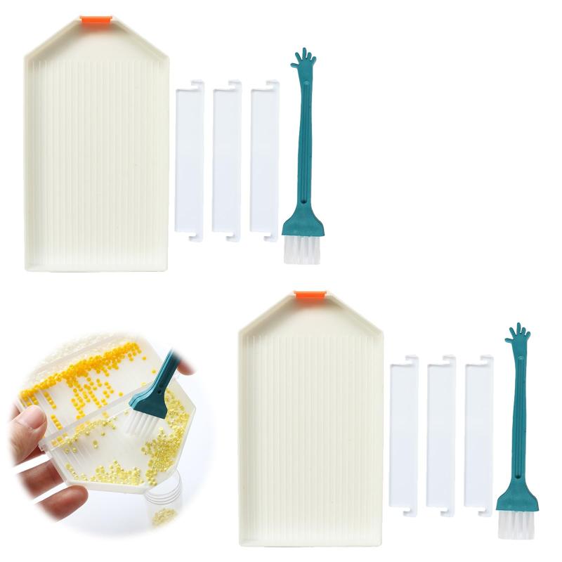 PAVIKEダイヤモンド絵画トレイ ツール【2個入り 】ダイヤモンドアートトレイプラスチックビーズ仕分けトレイダイヤモンド絵画ツール ベゼルとブラシ、ダイヤモンドアートストレージ用品【材質】ダイヤモンドアートトレイは高品質の材料で作られており、頑丈で耐久性があり、壊れにくく、色あせしにくく、耐用年数が長い。【パッケージ】ベゼルとブラシが付属する2組のダイヤモンド絵画トレイ ツールを受け取ります。割れや色褪せにくく、滑らかで安定した感触を提供し、長寿命であり、DIY芸術は工芸プロジェクトに繰り返し使用することができる。【使いやすい】ダイヤを皿に入れ、軽く振ってダイヤを並べる。ドリルをペンに接着し、ダイヤモンドを希望の位置に接着します。ダイヤモンド補正は調整しやすく、キャンバスをきれいにします。【製品の特徴】デザインを効果的に整理して分類し、ダイヤモンド塗装の作業時間を短縮します。色やサイズの異なるダイヤモンドを分けて保管できるため、制作作業の負担が軽減され、スムーズに制作を進めることができます。 また、異なるビーズを混ぜたり散らかしたりすることなく保管することもできます。 効率的な収集と整理に役立ちます。 DIYの時間をもっと便利に。【幅広く使用】このダイヤモンドアートツールセットは、さまざまなダイヤモンド画、クロスステッチ、刺繍に適しています。ダイヤモンドトレイは、円形ダイヤモンド、四角いダイヤモンド、クリスタルダイヤモンド、ガラスダイヤモンドなど、さまざまな種類のダイヤモンドを迅速に整理し、分類し、ダイヤモンド画の創作を迅速に完成させることができます。