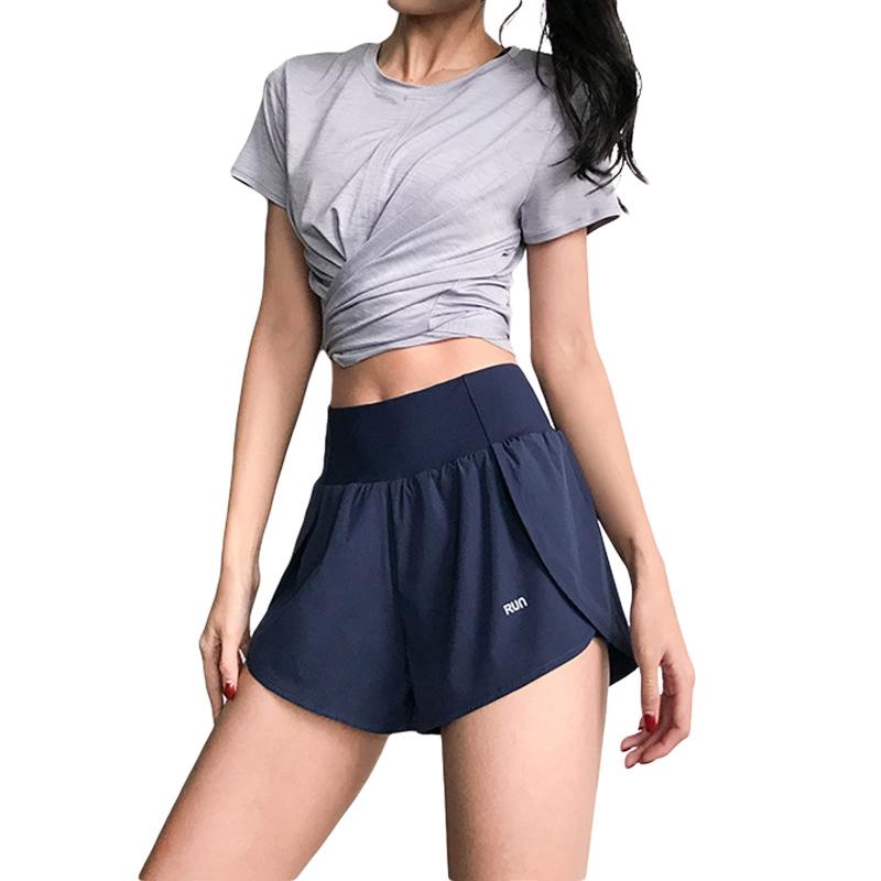 [優億] ショートパンツ レディース 内蔵ポケット スポーツパンツ ランニングショートパンツ ヨガウェアインナー 一体型 レギンス スパッツ サイドポケット ヨガ フィットネス トレーニング快適なフィット感： 軽量で速乾性と通気性が抜群、伸縮性も抜群、柔軟で優しい肌さわりがありながら快適に着用できます。スポーツ ショートパンツ レディースとして、スポーツやトレーニングなどでの動きを邪魔しない着心地のいいショートパンツです。美脚効果： 斜めカットの裾で脚長×美脚効果、ヒップや脚周りの体型が気になる方でも着用しやすい仕様です。ゆったりとした見た目でヒップラインをカバーします。ランニング ショートパンツ レディースとしてもぴったりで、ジョギングやランニングにも最適なデザインです。内蔵式ポケット： 内蔵式ポケット付き携帯をポケットに入れる時、体に貼り付けるから、ポケットから外れにくいスポーツ ショートパンツレディースです。携帯や小物をしっかり収納できますので、ジョギングやランニングにも最適です。ウエストゴムと体型カバー： 幅広いウェストゴムで腹部を締め付けて、お腹の肉を隠すことができます。お尻をふんわりと包むような設計なので体型カバー効果アップ。長時間の着用でも窮屈感がなく、着心地が抜群で激しい運動もしやすい。トレーニングウェア レディース パンツやヨガ ショートパンツとしても活躍します。多用途で便利： 散歩やランニング、ジョギングなどスポーツスタイルにも使いやすいので、フィットネスやジム、トレーニングにも適しています。一年中使えるアイテムなので、部屋着 ショートパンツ レディースとしても便利に着回しが可能です。