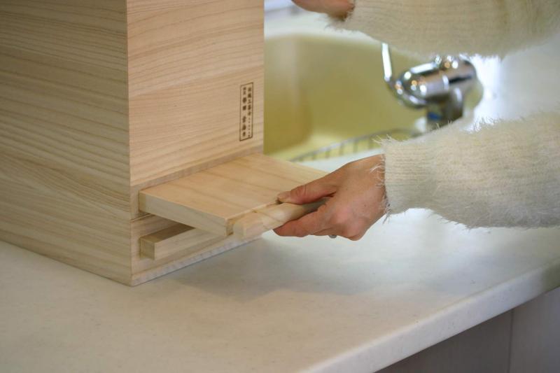 留河 桐製計量米びつ30kgサイズ きなり(白)