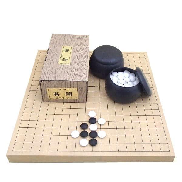 囲碁盤セット 新かや10号卓上碁盤セット翔（19路碁盤とプラスチック笥碁石椿セット約7mm厚）厚さ約3cmの新榧（かや）10号卓上接合碁盤竹にプラスチック碁笥・碁石椿セットの人気の囲碁セット翔シリーズ。新かや10号卓上接合碁盤竹：サイズ約42cm×46cm厚さ：約一寸（約30mm）　重さ：約3.44kg碁石・碁笥：プラスチック碁石厚さ約7mm　白石180個　黒石181個卓上盤デビューのプレゼントにいかがですか