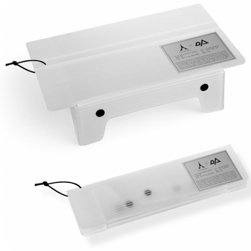 Tokyo Camp × OPTION エアライトテーブル 超軽量 70g アウトドアテーブル テーブル 折りたたみ式 コンパクト 軽量 キャンプ ハイキング 登山 UL ウルトラライト バックパッキング 耐熱温度140℃✅【軽量・コンパクト】 金属製のテーブルではなしえない驚異の75g→2025年4月、70gにアップグレードさらに軽くなりました最大の利点はその軽さにあります。折りたたむことでサッと収納、とても軽いので荷物の重量負担がありません バッグパックに忍ばせて…キャンプだけでなく、登山、ハイキング、トレッキング、海やレジャーにと、すべてのアクティビティへと連れだせる相棒となること間違いなしです✅【高強度・高剛性】 プラスチック素材には高品質のポリプロピレン（PP）を採用。2025年4月さらにグレードアップしました重量が5g軽くなり、質感も高級感のある素材に。一般的なPPに比べ、厚みがあり強度が高いのが特徴です。曲げや割れにも強く、とても頑丈です。素材の特性上、白いしわやあざのようなものが入りやすいですが、簡単には破れたり割れたりしないので使用上は問題ありません。✅【耐水・耐熱素材】 耐熱温度は100℃～140℃あり、火にかけた鍋やケトルを置くことが出来ます。 素材の特性として水を吸収しないので汚れが付きにくく拭き取りやすいため、お手入れ簡単。✅【環境に配慮したサステナブル素材】 アウトドアにおいて環境への配慮は欠かせません。リサイクル性が高く、燃やしても有害なダイオキシンが発生しないなど環境に優しい素材です。✅【自由にカスタム可能】 使用者に自由にカスタムしてもらいたいという想いからブランドロゴをあえてプリントしていません。（ブランドステッカー同梱）付属のステッカーを好きな場所に貼ってもらい、お手持ちの他ブランドステッカーも自由に貼って自分だけのエアライトテーブルを完成させてください✅【スナップボタンには日本製のSUN GRIP】 スナップボタンにもこだわりました。日本製の高品質スナップボタンSUN GRIPを採用しています。 2023年、世界最大規模のスポーツ&amp;アウトドアアパレルの展示会ISPOの"ISPO Textrends Spring/Summer 2025" Trims &amp; Accessories部門で、SUN GRIPが最も評価の高い"Best Product"に選ばれました。 エコテックススタンダード100（Oeko-TexStandard100）は、繊維製品から有害物質を排除する目的で発足した国際安全規格です。世界トップレベルの厳しい基準をクリアした製品にのみ与えられる認証です。