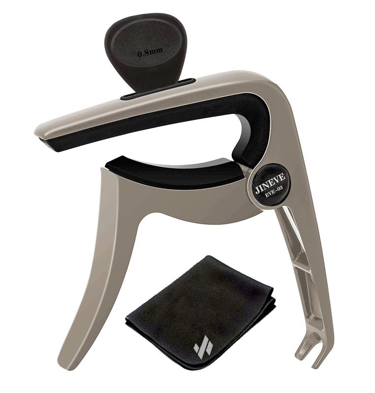 JINEVE 【型】 ギターカポタスト 多機能 ワンタッチ ギターカポ 3IN1亜鉛合金 シリコンピックスロット付き アコギ エレキ ギター ウクレレ用 メーカー書/ピック4枚（0.46、0.6、0.8、1.0）付●2021最新版ギターカポ：ギターカポの上部にはギターピックホルダーが付いているので、ギターピックを置くのに役立ち、演奏しやすくなります。●寸法：商品全体サイズ(高さx横)：　約8cm x 約8.8cm●対応楽器：金属製のギターカポは6弦のアコースティックギターやエレクトリックギターに適用でき、ウクレレ、バンジョー、ベース、マンドリン、バイオリンなどの他の楽器にも適用でき、さまざまな使用需要に対応できます。●完璧なデザイン：ワンタッチのバネ設計だから片手で装着する事ができ、どのギターにも素早くセット可能。強力ホールドで装着時にチューニングを狂わせることなく、きっちり弦を押さえつけます。指板面とネック面にはシリコンを使用しているので、大切なギターを傷付けることがありません。●安心サポート：ギターカポタスト本体、、ピック4枚（0.46、0.6、0.8、1.0）、メーカー書、クリーニングクロス 1枚が付きます。万が一商品不具合のようでしたら、弊店にご連絡頂ければ早速に対応させていただきます、ご安心ください。