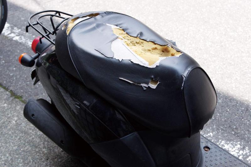 ホンダ ジャイロUP 黒 専用設計 シートカバー 被せる 強力ゴムタイプ 日本製(厚手生地)【生地色：黒/パイピング色：前後 黒】 CHRIS-HCR1040-C10