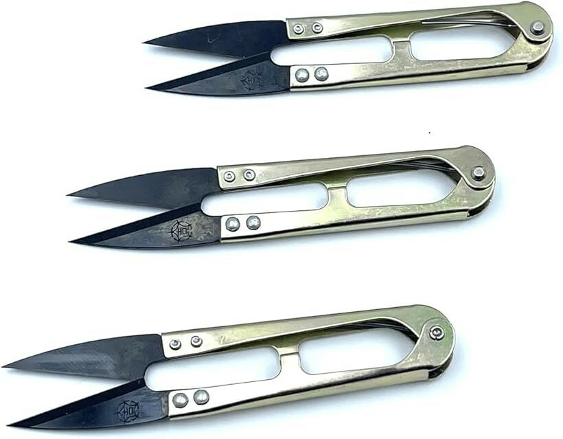 商品コード2bjpqp6p1t商品名糸切バサミ ケース アンティーク レトロ カバー 手芸用品 裁縫道具 刺繍 趣味 手作り 高級 全長10.7cm 刃の長さ3.8cm 金色ブランドMitolandカラー金アンティークなデザインとレトロな雰囲気が魅力です。過去の良き時代を感じさせる独特のデザインは、裁縫やクラフトの際に心地よい時間を提供します。洋裁や刺繍、手芸用品としてもお使いいただけます。ホビーや趣味の時間を、より特別なものにしてくれるアイテムです。裁縫道具として、また刺繍やクラフトの道具としても最適です。手作りの作業をさらに楽しく、そしてスムーズに進めるための必需品。手芸用品としての機能性とデザイン性を兼ね備えた逸品です。このハサミは、鋭い切れ味を誇り、裁縫や刺繍、手芸作業をより効率的に進めることができます。手作りの際のストレスを軽減し、快適なハンドクラフトの時間を提供します。簡易ケースがついています。強く押し込むとケースが破れますのでご注意ください。サイズ 全長10.7cm 刃の長さ3.8cm※ 他ネットショップでも併売しているため、ご注文後に在庫切れとなる場合があります。予めご了承ください。※ 品薄または希少等の理由により、参考価格よりも高い価格で販売されている場合があります。ご注文の際には必ず販売価格をご確認ください。※ 沖縄県、離島または一部地域の場合、別途送料の負担をお願いする場合があります。予めご了承ください。※ お使いのモニタにより写真の色が実際の商品の色と異なる場合や、イメージに差異が生じることがあります。予めご了承ください。※ 商品の詳細（カラー・数量・サイズ 等）については、ページ内の商品説明をご確認のうえ、ご注文ください。※ モバイル版・スマホ版ページでは、お使いの端末によっては一部の情報が表示されないことがあります。すべての記載情報をご確認するには、PC版ページをご覧ください。
