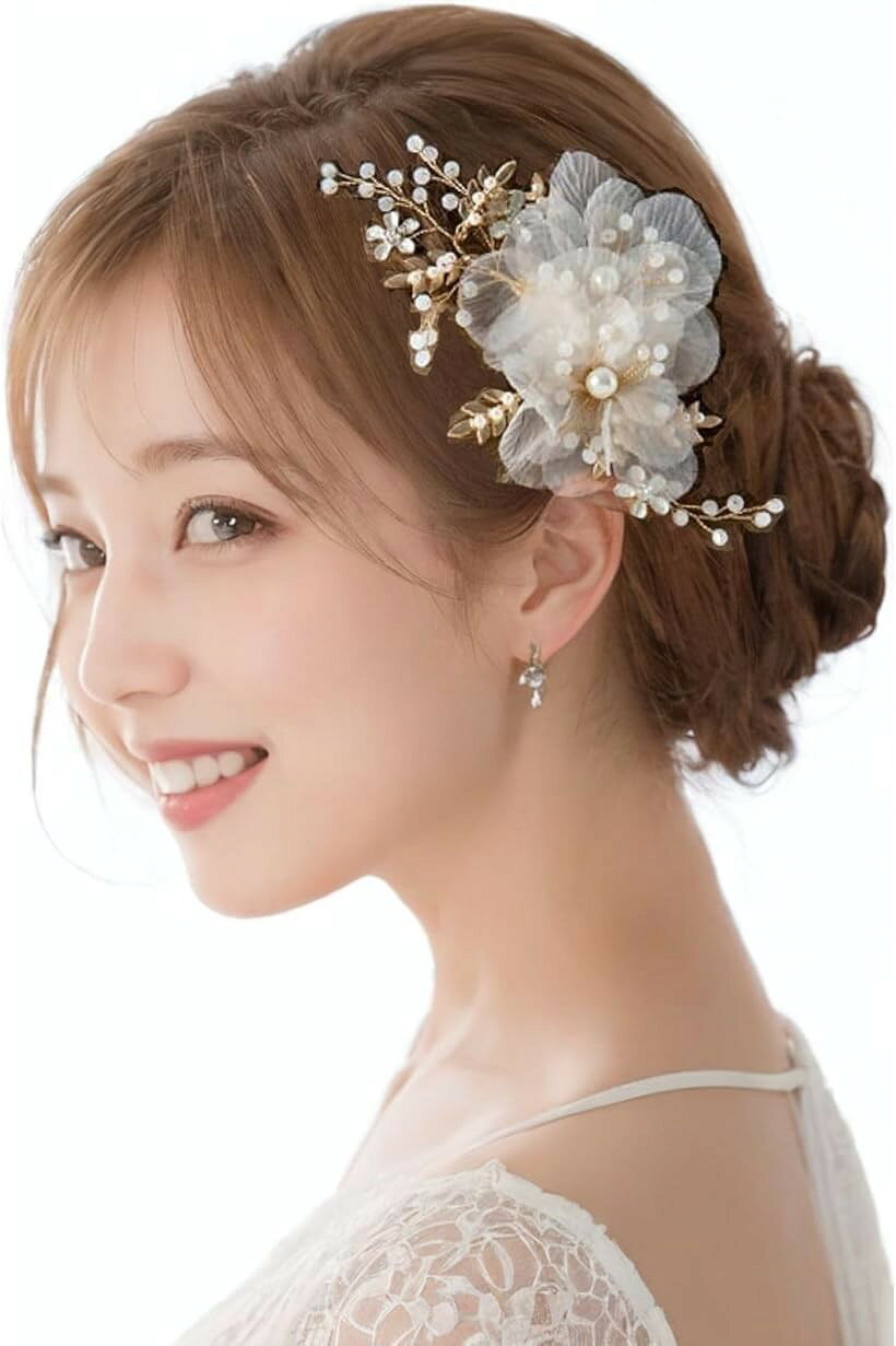 バリエーションコード : 2bu5soyswf商品コード2bu5swvgrp商品名髪飾り ヘアアクセサリー 結婚式 ヘッドドレス 花嫁 大きめ パール 髪留め 花 和装 ヘアピン ヘアクリップ コーム まとめ髪 おしゃれ 大人 専用BOX付ブランドTIGLOSSカラータイプA製品サイズ：長さ約17cmx幅約6cm/重さ約20g　・素材：パール、ラインストーン、樹脂「選べる3タイプ」モチーフの違う3種類の髪飾り。着物やドレスに合う髪にクリップで挟んだり、コームを挿すだけで簡単にヘアアレンジが出来ます。ワイヤー部分は指で動きをつけてお好みの形に整えれます。サイド、シニヨンなど付ける位置を変えることで華やかなイメージを変えることができます。「細部にまでこだわった造り」職人の技によって作られた丁寧な造りの高品質なヘアアクセサリー。繊細で優しい印象は残しつつ、上品でエレガントな雰囲気を醸し出してくれます。キラキラとした輝きを放ち、高級感もありシンプルかつ飽きの来ないデザイン。イベントやパーティー、セレモニーやお呼ばれなどで重宝する派手すぎない清楚で落ち着いた上品な大人可愛いデザイン。「様々なシーンのアクセントとして」結婚式や披露宴、ウェディングフォトなどのブライダルシーンはもちろんの事、入園式・入学式・卒園式・卒業式・成人式・発表会など、浴衣、振袖、留袖、着物、訪問着など洋装、和装問わず様々な場面でお使い頂けます。流行やデザインに左右されず、年代問わずお使い頂けます。「プレゼントにも嬉しいギフトBOX付き」恋人へのプレゼントや大切な方への贈り物、自分へのご褒美としてもお使い頂けます様、保管しやすい専用ジュエリーBOX、クロス付きです。商品の高級感とエレガントさを損なわない全面ブラック基調。※ 他ネットショップでも併売しているため、ご注文後に在庫切れとなる場合があります。予めご了承ください。※ 品薄または希少等の理由により、参考価格よりも高い価格で販売されている場合があります。ご注文の際には必ず販売価格をご確認ください。※ 沖縄県、離島または一部地域の場合、別途送料の負担をお願いする場合があります。予めご了承ください。※ お使いのモニタにより写真の色が実際の商品の色と異なる場合や、イメージに差異が生じることがあります。予めご了承ください。※ 商品の詳細（カラー・数量・サイズ 等）については、ページ内の商品説明をご確認のうえ、ご注文ください。※ モバイル版・スマホ版ページでは、お使いの端末によっては一部の情報が表示されないことがあります。すべての記載情報をご確認するには、PC版ページをご覧ください。