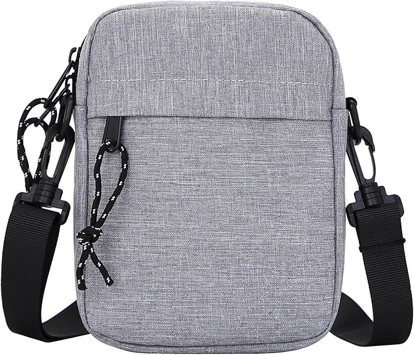 バリエーションコード : 2b98jys253商品コード2b98jtgflv商品名クロス サコッシュ メンズ 小さめ 縦型 ミニショルダーバッグ 軽量 ワンショルダーバッグ ワンショル アウトドア ファスナー シンプル かっこいい おしゃれ ストリート ファッションブランドX-crossカラーグレーサイズ等Free Sizeオシャレなデザインで柔らかく手触りが良い軽量のナイロンを使用したミニショルダーバッグ 。ちょっとそこまでの外出から使えるトレンドに寄せすぎず落ち着いたデザインが魅力のアイテム。フロントにはZIPポケットもあり、ボックス型でマチはしっかり確保し小物類がしっかりと収まるサイズ感が。小ぶりのショルダーバッグは使い勝手が良くどんなスタイルにもOK。無駄のないシンプルなデザインのためメンズ、ユニセックスかつ幅広い世代におススメ。メインルームのファスナーは入り口が大きく開くので中身が見やすく使いやすいです。「サイズ」 高さ(縦)19cmx幅(横)15cmx奥行(マチ幅)3.5cm ショルダーストラップ（肩掛けループ）67～127cm※ 他ネットショップでも併売しているため、ご注文後に在庫切れとなる場合があります。予めご了承ください。※ 品薄または希少等の理由により、参考価格よりも高い価格で販売されている場合があります。ご注文の際には必ず販売価格をご確認ください。※ 沖縄県、離島または一部地域の場合、別途送料の負担をお願いする場合があります。予めご了承ください。※ お使いのモニタにより写真の色が実際の商品の色と異なる場合や、イメージに差異が生じることがあります。予めご了承ください。※ 商品の詳細（カラー・数量・サイズ 等）については、ページ内の商品説明をご確認のうえ、ご注文ください。※ モバイル版・スマホ版ページでは、お使いの端末によっては一部の情報が表示されないことがあります。すべての記載情報をご確認するには、PC版ページをご覧ください。