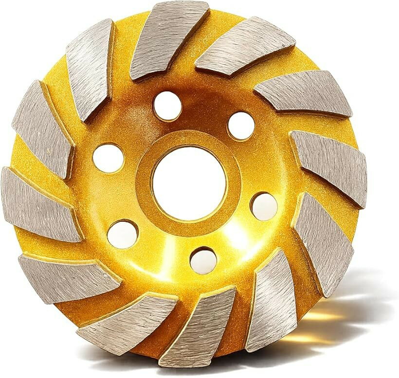 バリエーションコード : 2b41rw8t6p商品コード2b4whpwwf6商品名ダイヤモンドカップホイール カップサンダー 研削 モルタル コンクリート 100mm 1ブランドfogman「コンクリート・モルタルの凹凸ならしや補修前の研削作業に対応・グラインダー取り付けでそのまま使える」コンクリートやモルタルの凹凸ならし、ひび割れ補修前の削り作業に使いやすい研削ホイールです。ディスクグラインダーに取り付けてそのまま使えるため、現場での準備がシンプルに済みます。「角の面取りや小面積の荒削りなどピンポイント作業にも活躍・DIY補修や外構工事の下地処理に使いやすい」荒削りから面取りまで活躍します。角の面取りや小面積の荒削りなど、DIY補修でよくあるピンポイント作業に取り入れやすい仕様です。外構・駐車場・玄関まわりのコンクリート表面の凹凸ならしにも活用できます。「レンガ・石材・タイル・大理石・花崗岩など外構DIYに幅広く対応する素材対応力」レンガ・タイル・大理石・花崗岩・人造石など、庭まわりや住宅補修で使われる素材の研削に対応します。石材加工・タイル下地・庭の外構補修など、複数素材の作業工程で使いまわしやすい汎用性があります。「研削・研磨・荒削り・面取り・下地処理など複数作業をこれ1枚で対応・工程ごとの道具替えを削減」作業工程ごとに道具を替える手間を抑えやすいのが特長です。粗い表面の平滑化から仕上げ補修の下地処理まで、工程をまとめて進めやすい使い勝手があります。素材：ダイヤモンドチップ砥石配合 / 用途：コンクリート・モルタル・レンガ・タイル・大理石・花崗岩・人造石等の研磨・研削・荒削り・面取り・補修・下地処理 / カラー：ゴールド系 / セット数：1枚ご使用前に対応するグラインダーのサイズ・取付穴・回転数を必ずご確認ください。作業時は保護メガネ・手袋・防じんマスクなどを着用してください。素材や使用環境により摩耗具合が異なる場合があります。※ 他ネットショップでも併売しているため、ご注文後に在庫切れとなる場合があります。予めご了承ください。※ 品薄または希少等の理由により、参考価格よりも高い価格で販売されている場合があります。ご注文の際には必ず販売価格をご確認ください。※ 沖縄県、離島または一部地域の場合、別途送料の負担をお願いする場合があります。予めご了承ください。※ お使いのモニタにより写真の色が実際の商品の色と異なる場合や、イメージに差異が生じることがあります。予めご了承ください。※ 商品の詳細（カラー・数量・サイズ 等）については、ページ内の商品説明をご確認のうえ、ご注文ください。※ モバイル版・スマホ版ページでは、お使いの端末によっては一部の情報が表示されないことがあります。すべての記載情報をご確認するには、PC版ページをご覧ください。「コンクリート・モルタルの凹凸ならしや補修前の研削作業に対応・グラインダー取り付けでそのまま使える」コンクリートやモルタルの凹凸ならし、ひび割れ補修前の削り作業に使いやすい研削ホイールです。ディスクグラインダーに取り付けてそのまま使えるため、現場での準備がシンプルに済みます。