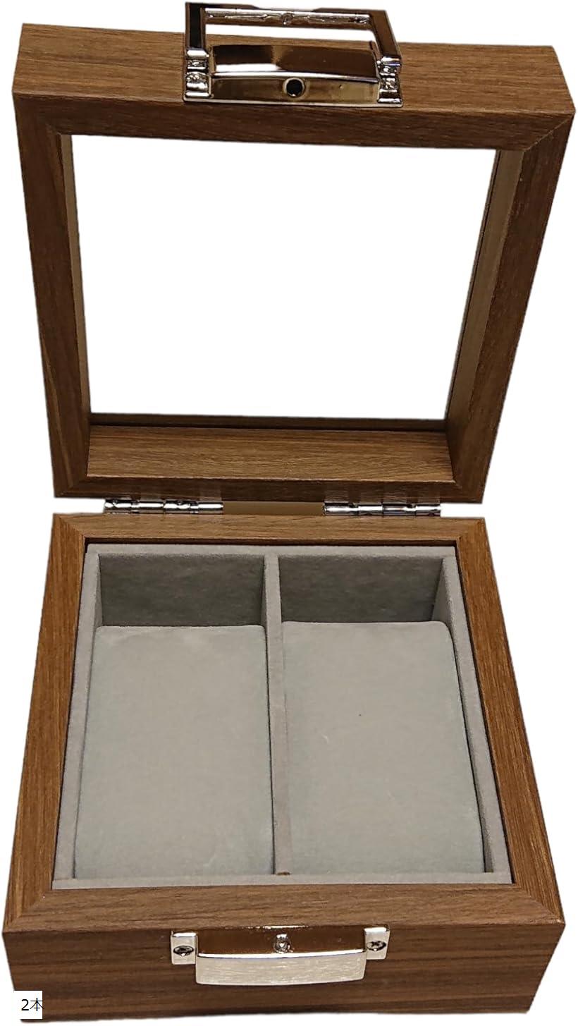 ・ベルベットのインナー素材と高級木材、絶妙な職人技で時計ケースを作り上げました。最高3本まで安心して収納して頂ける腕時計ケースです。蓋と本体には十分にスペースを取っており、時計がぶつかることなく収納できるよう設計されています。・灰色の柔らかい生地を使用した内張りで、繊細な時計の裏側をしっかりと守ります。腕時計用のクッションで、様々なサイズの時計に合うよう設計された収納ボックスです。最高級の素材と構造にこだわりました。本体は無垢材を使用し、蓋部分はプレミアム強化ガラスを採用致しました。・ 腕時計 収納 でしっかりと大切なコレクションを守る ウォッチケース。ケースエレガンスのオリジナルの大人気でモダンなデザインは見た目だけでなく、安心の収納力をお約束する時計収納です。レディース、メンズ、アクセサリーケースなどにもご使用いただけます。商品サイズ　横約11.8cm，、縦約11.8cm、高さ約7.5cm・ 輸入品の為、輸送、保管の際に小傷がつく場合がありますがご了承ください。商品の仕様・外観は、予告なくロット変更する場合があり、画像と若干異なる事もあります。取扱説明書は付属しておりません。※ 他ネットショップでも併売しているため、ご注文後に在庫切れとなる場合があります。予めご了承ください。※ 品薄または希少等の理由により、参考価格よりも高い価格で販売されている場合があります。ご注文の際には必ず販売価格をご確認ください。※ 沖縄県、離島または一部地域の場合、別途送料の負担をお願いする場合があります。予めご了承ください。※ お使いのモニタにより写真の色が実際の商品の色と異なる場合や、イメージに差異が生じることがあります。予めご了承ください。※ 商品の詳細（カラー・数量・サイズ 等）については、ページ内の商品説明をご確認のうえ、ご注文ください。※ モバイル版・スマホ版ページでは、お使いの端末によっては一部の情報が表示されないことがあります。すべての記載情報をご確認するには、PC版ページをご覧ください。