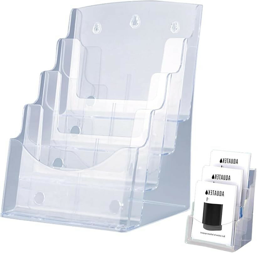 「専用箱を用意」輸送中の破損が多いとのご指摘を頂き、専用箱を用意し商品破損の軽減を致しました。「A4 3段/4段段差」カタログスタンドA4対応、奥まで見渡せる段差で資料の取り出しスムーズ。「卓上・壁掛け2WAY」チラシスタンドは背面穴付き、狭い展示会ブースでも省スペース設置。「軽量950g＆耐久」堅牢アクリル＋滑り止め脚でチラシ入れが倒れにくく、長期使用も安心。「高透明アクリル」99%クリアのパンフレットスタンドがカタログやチラシを美しく魅せ、受付を格上げ。※ 他ネットショップでも併売しているため、ご注文後に在庫切れとなる場合があります。予めご了承ください。※ 品薄または希少等の理由により、参考価格よりも高い価格で販売されている場合があります。ご注文の際には必ず販売価格をご確認ください。※ 沖縄県、離島または一部地域の場合、別途送料の負担をお願いする場合があります。予めご了承ください。※ お使いのモニタにより写真の色が実際の商品の色と異なる場合や、イメージに差異が生じることがあります。予めご了承ください。※ 商品の詳細（カラー・数量・サイズ 等）については、ページ内の商品説明をご確認のうえ、ご注文ください。※ モバイル版・スマホ版ページでは、お使いの端末によっては一部の情報が表示されないことがあります。すべての記載情報をご確認するには、PC版ページをご覧ください。「輸送中の破損が多い為、専用箱を用意致しました」透明度99％のクリアアクリルで作られたA4対応カタログスタンドです。3段・4段の段差設計により奥の資料まで視認しやすく、受付や展示会でスマートに情報を届けます。卓上はもちろん背面の吊り穴で壁掛けも出来る2WAY仕様。幅26x奥行19x高さ33cm、軽量約950gのため設置も簡単、滑り止め脚で倒れにくい安定感を実現しました。カタログ、チラシスタンド、チラシケース、チラシ入れ、パンフレットラック、パンフレットケース、マガジンラックとして多用途に活躍。オフィスや店舗の整理整頓を助け、空間を洗練された印象へと導きます。