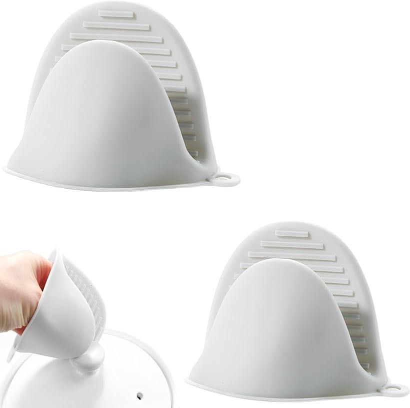 バリエーションコード : 2b988roq3j商品コード2b988ugly3商品名ミトン 鍋つかみ 耐熱 シリコン 洗える おしゃれ キッチン 汚れにくい 2個セット グレーブランドfogmanカラーグレーサイズ等中「シリコン素材」水や油を吸収しないため、食材や調味料がついても簡単に拭き取ることができます。臭いを吸収しにくいため、食材や調味料の匂いが残ることが少なく、不快な臭いを気にせず使用できます。「凹凸加工」熱い鍋や重い料理器具をしっかりと掴むことができるので、調理中の物を落とすリスクが減り、事故を防ぐことができます。「コンパクトサイズ」シリコンミトンは非常にコンパクトで、通常の耐熱ミトンやグローブよりも小さいため、キッチンでの収納に便利です。調理器具や食器で混雑しがちなキッチンスペースを有効活用できます。「衛生的に保管できる」決まった場所に掛けておくことで、必要な時にすぐに見つけられます。素早く取り出せ、作業の効率が大幅に向上します。「商品特徴」(1)洗えるシリコン素材：汚れても簡単に拭き取ることができる/(2)掴みやすいデザイン：安定したグリップを提供/(3)収納に便利なリング：壁にかけてスペースを確保できる/(4)選べる3カラー：キッチンに合わせて好きな色を選べる「商品詳細」素材：シリコンサイズ：11 x 8.5 cm/セット：2個/重量：約40g/商標登録第6354569号※ 他ネットショップでも併売しているため、ご注文後に在庫切れとなる場合があります。予めご了承ください。※ 品薄または希少等の理由により、参考価格よりも高い価格で販売されている場合があります。ご注文の際には必ず販売価格をご確認ください。※ 沖縄県、離島または一部地域の場合、別途送料の負担をお願いする場合があります。予めご了承ください。※ お使いのモニタにより写真の色が実際の商品の色と異なる場合や、イメージに差異が生じることがあります。予めご了承ください。※ 商品の詳細（カラー・数量・サイズ 等）については、ページ内の商品説明をご確認のうえ、ご注文ください。※ モバイル版・スマホ版ページでは、お使いの端末によっては一部の情報が表示されないことがあります。すべての記載情報をご確認するには、PC版ページをご覧ください。