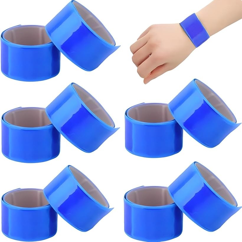 バリエーションコード : 2b9hxu4w49商品コード2b9h0lxjpc商品名蛍光バンド 反射バンド 目立つ 安全 夜間 散歩 ジョギング 自転車 10本セットブランドfogmanカラーブルーサイズ等30 x 3 cm「手首にパチンと当てるだけのスラップ式装着」内部の高弾性スプリングスチールが、バンドを腕や足首に打ち付ける動きを感知して自動でカール、ワンタッチで巻きつきます。サイズ調整やバックル操作は不要で、片手だけでも数秒で装着完了。引っ張って戻すだけで取り外せるため、装着・取り外しのストレスがなく、お子様やシニア世代の方にも扱いやすい仕様です。「約300m先まで届く高輝度反射素材」反射クリスタルを表面に採用しており、車のヘッドライトを受けると約300m先のドライバーからも視認できます。同じ夜道でも、濃色の服だけでは約20mまでしか気づかれにくいのに対し、反射素材を併用すると早い段階から存在を知らせることができます。夜間ランニングや通勤通学自転車の事故リスクを下げる、視認性重視の安全アイテムです。「手首・足首・カバン・自転車スポークに自由装着」30cmx幅3cmの平らな形状で、手首・腕・足首はもちろん、カバンの持ち手や自転車のフレーム、ベビーカー、犬のリードまで巻きつけ可能。特に自転車に乗る方には裾止めとしても活用でき、ズボンの裾がチェーンに絡まる事故やスーツの汚れも防げます。1本で複数の役割を果たせるため、用途を選ばず家中で活用できます。「家族で分け合える10本セットの大容量パック」1セット10本入りなので、ご家族でランニング用と通勤通学用に分けたり、お子様や犬の散歩用に複数本ストックしたりと、用途や人ごとに使い分けられます。グリーン・イエロー・ブルー・グレーの4カラー展開で、家族で色を選び分ければ持ち物の取り違えも防げます。コスパも良く、紛失時の補充も気軽です。素材：PVC外層+反射クリスタル+内部高弾性スプリングスチール / サイズ：30cm x 3cm / 重量：約20g/本 / セット数：10本 / カラー：ブルー1セット10本入りでお届けします。直射日光下の車内など高温の場所に長時間保管されると、PVC素材の特性上変形する場合があります。反射性能は対向ライトの照射角度・距離・天候により異なります。※ 他ネットショップでも併売しているため、ご注文後に在庫切れとなる場合があります。予めご了承ください。※ 品薄または希少等の理由により、参考価格よりも高い価格で販売されている場合があります。ご注文の際には必ず販売価格をご確認ください。※ 沖縄県、離島または一部地域の場合、別途送料の負担をお願いする場合があります。予めご了承ください。※ お使いのモニタにより写真の色が実際の商品の色と異なる場合や、イメージに差異が生じることがあります。予めご了承ください。※ 商品の詳細（カラー・数量・サイズ 等）については、ページ内の商品説明をご確認のうえ、ご注文ください。※ モバイル版・スマホ版ページでは、お使いの端末によっては一部の情報が表示されないことがあります。すべての記載情報をご確認するには、PC版ページをご覧ください。
