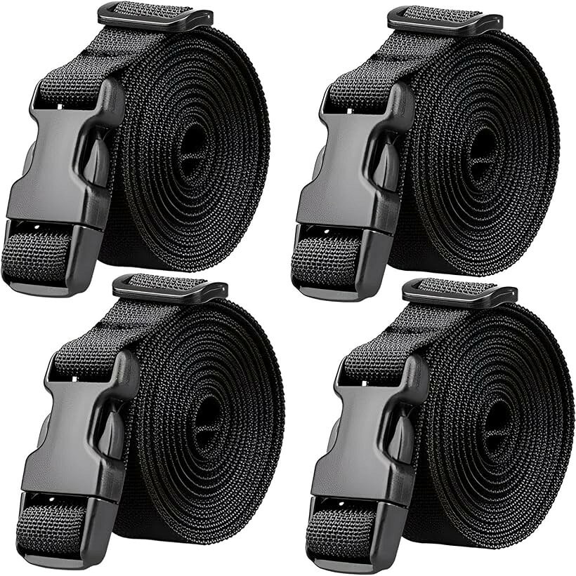 バリエーションコード : 2b93fj354d商品コード2b93f2n9gf商品名荷締めベルト 固定ベルト バンド スーツケースベルト 荷造り 結束 耐久性 4本セットブランドfogmanカラーブラック 1m「ワンタッチ式バックルで片手でも着脱ラクラク」サイドリリース式の樹脂バックルを採用した荷締めベルト4本セットです。バックルを差し込んで留めるだけのワンタッチ操作で、両手がふさがる場面でも片手でスムーズに着脱できます。スライド式アジャスターで長さも自由に調節でき、荷物の幅や大きさを問わず手早くまとめられます。「高密度ナイロンバンドで丈夫＆水濡れにも強い」バンド部には織り目の詰まった高密度ナイロンを使用。摩擦や引っ張りに強く、繰り返しの使用でもへたりにくい仕上がりです。万一濡れても乾きやすいため、雨の日のアウトドアや屋外での荷物固定にも扱いやすく、長期間ご使用いただけます。「4本セットで水平も垂直もしっかり荷締め」たっぷり使える4本セットなので、一度に複数方向から固定して荷崩れを防げます。水平方向はもちろん、十字に掛けて垂直方向の固定も可能。スーツケースやトランクの開き防止、寝袋・テントの結束、引越しや車載の荷物固定など幅広いシーンで活躍します。「選べる3色x2サイズで用途に合わせやすい」カラーはブラック・ベージュ・ブルーの3色、長さは1mと2mの2サイズをご用意。短めはバッグやポールに、長めは大きな荷物や家具の固定にと用途に合わせて選べます。シンプルなデザインで旅行やアウトドア好きの方への贈り物にもおすすめです。「商品仕様」素材：ナイロン(バンド)/樹脂(バックル) / バンド幅：約2.5cm / 長さ：約1m / 厚さ：約1.2mm / カラー：ブラック / セット数：4本 / バックル：ワンタッチ式サイドリリース＋スライド調節「ご注意」本品のバックルは軽～中量物のまとめや荷崩れ防止に適した簡易タイプです。重量物の強固な固定や強いテンションが連続してかかる用途には向きません。カラーバンドでもバックル（留め具）はブラックです。手作業計測のため寸法に数mm程度の個体差が生じる場合があります。※ 他ネットショップでも併売しているため、ご注文後に在庫切れとなる場合があります。予めご了承ください。※ 品薄または希少等の理由により、参考価格よりも高い価格で販売されている場合があります。ご注文の際には必ず販売価格をご確認ください。※ 沖縄県、離島または一部地域の場合、別途送料の負担をお願いする場合があります。予めご了承ください。※ お使いのモニタにより写真の色が実際の商品の色と異なる場合や、イメージに差異が生じることがあります。予めご了承ください。※ 商品の詳細（カラー・数量・サイズ 等）については、ページ内の商品説明をご確認のうえ、ご注文ください。※ モバイル版・スマホ版ページでは、お使いの端末によっては一部の情報が表示されないことがあります。すべての記載情報をご確認するには、PC版ページをご覧ください。
