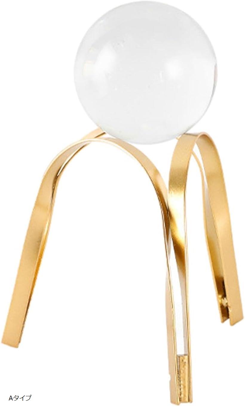 ・ゴールドの台座付きのクリスタルアートオブジェです。クリスタル(水晶)の置物は空間の浄化、邪気払い、集中力の向上、精神の安定など様々なポジティブな効果があるとされています。リビング、トイレ、玄関、書斎などに飾るのがおすすめです。※ 他ネット...