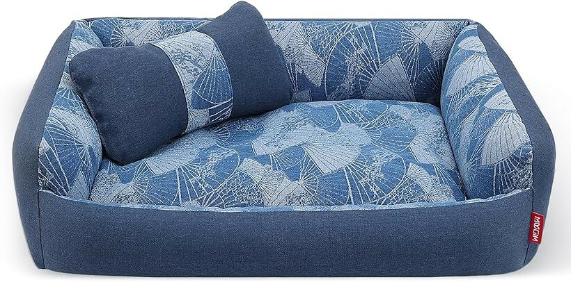 バリエーションコード : 2bruwtc139商品コード2bruqw42og商品名ペットベッド 耐噛みデニム 取り外せるカバー洗濯機OK ふわふわ 型崩れしない あご乗せ枕付き オールシーズン 中 大型犬用 老犬介護対応ブランドMUGIMカラーブルー扇柄サイズ等70 x 55cm (M)「洗練された日系デザイン」外側には日系藍染めデニム地を、内側には舞扇柄提花デニム生地を採用。伝統的な日本藍と舞扇柄なデザインがお部屋に洗練された雰囲気を添えます。ふわふわ小枕付き、あご乗せが自然に決まる愛犬と愛猫のためのやすらぎ空間です。「丈夫なデニム素材」カバーは耐久性のあるデニム素材で革新的に作られています。内側には水洗加工の提花デニム生地を採用、耐久性を保ちつつ、リネンのような柔らかくざっくりとした肌触りを実現。他素材のペットベッドと比べ、耐噛み・耐引っ掻きに優れています。「お手入れ簡単」取り外せるカバーで洗える、外カバーは洗濯機OKで丸洗い可能のデニム生地。不織布インナーカバーに軽い撥水加工を施しており、お漏らし対策です。除臭スプレーや拭き取り掃除だけで、毎日清潔にお使いいただけます。「柔らかで型崩れしない」インナークッションには再生スポンジと保温性ポリ綿をバランスよく配合。柔らかで体圧分散サポートし、ポリ綿が熱を閉じ込めて暖かさを保ちます。セパレート独立クッションで簡単組み立て、開封後自然に膨らみ、形崩れ知らず。あご乗せ枕でリラックス姿が可愛い。「手に取れる品質」このペットベッド実寸寸法でつくられています。ゆったり広々設計で中大型犬・多頭猫飼い対応に余裕たっぷり。同サイズの他製品よりも重量感があります。それは材料の充実を何より物語る証。ずっしりとした本体と滑り止め加工の底面が、使用時の安心感を支えます。※ 他ネットショップでも併売しているため、ご注文後に在庫切れとなる場合があります。予めご了承ください。※ 品薄または希少等の理由により、参考価格よりも高い価格で販売されている場合があります。ご注文の際には必ず販売価格をご確認ください。※ 沖縄県、離島または一部地域の場合、別途送料の負担をお願いする場合があります。予めご了承ください。※ お使いのモニタにより写真の色が実際の商品の色と異なる場合や、イメージに差異が生じることがあります。予めご了承ください。※ 商品の詳細（カラー・数量・サイズ 等）については、ページ内の商品説明をご確認のうえ、ご注文ください。※ モバイル版・スマホ版ページでは、お使いの端末によっては一部の情報が表示されないことがあります。すべての記載情報をご確認するには、PC版ページをご覧ください。MUGIMペットベッドは、耐噛み丈夫なデニム素材を採用した犬用ベッドで、日系花柄デザインや日系扇柄ブルーの優しい雰囲気が魅力です。多くのペットオーナー様から寄せられる「噛みつきに弱い」「洗いにくい」「へたりやすい」「日系デザインの選択肢が少ない」といったお悩みを解決するために開発されました。高品質の日本藍デニム生地を使用し、耐噛み耐引っ掻きに優れた構造で、長持ちする型崩れしない高反発設計を実現。体圧分散機能が老犬介護にも対応し、中型犬・大型犬はもちろん、小型犬や犬猫兼用としてオールシーズン快適にご利用いただけます。内側には花柄または舞扇柄提花のジャカード生地を施し、ふわふわ枕付きでご愛犬・ご愛猫のくつろぎをサポート。インナークッションは再生碎スポンジとPP綿の充填物でへたりにくい高反発仕様を保ち、軽い撥水インナークッション不織布カバーでお漏らし対策も万全です。取り外せるカバー洗える設計で、外カバーは洗濯機OK、内側は拭き取り簡単のお手入れ简单さが毎日のメンテナンスを楽にします。底面の滑り止めドット加工でずれにくく、樹脂ファスナーのスムーズな開閉で使い勝手も抜群。このペットベッドは、丈夫さと美しさを兼ね備え、老犬介護や日常の快適さを求める方に最適。ぜひMUGIMデニムペットベッドで、ご家族の一員であるペットに理想の休息スペースを提供してください。耐噛み、洗える、オールシーズン対応の犬用ベッドとして、多くのお客様にご愛用いただいています。