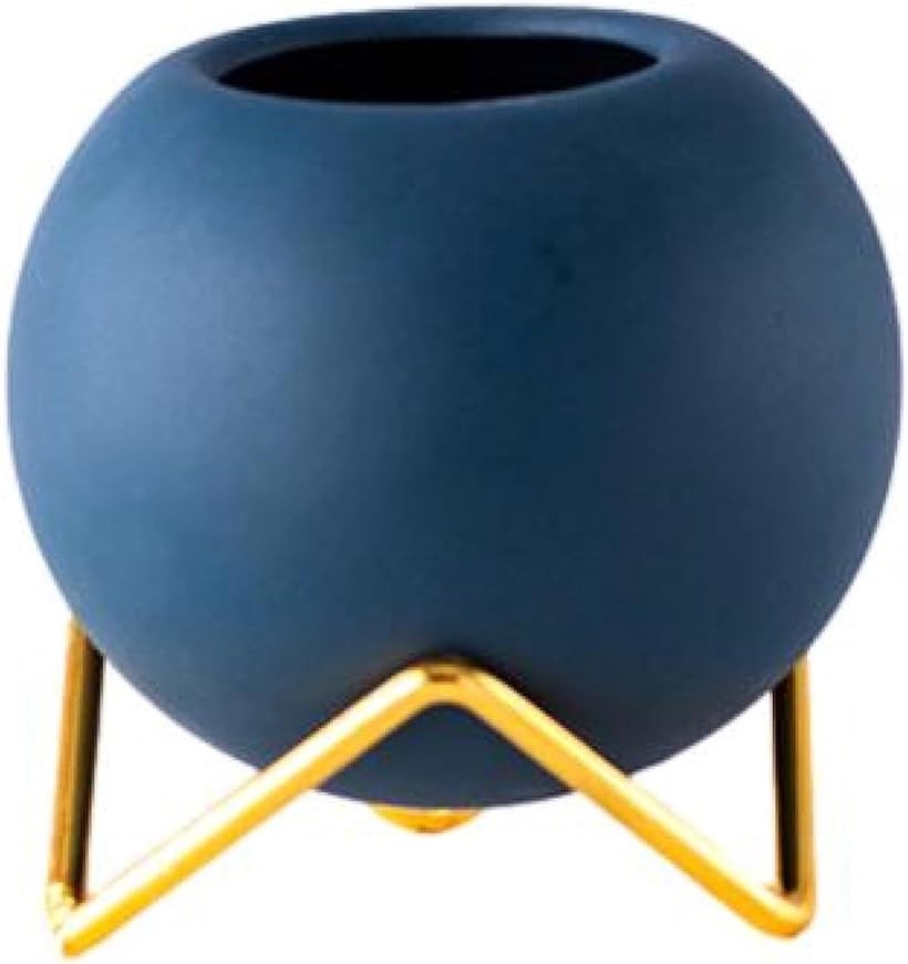 バリエーションコード : 2b2x5xvhtj商品コード2b2x5hs60x商品名多肉植物 ミニ プランター かわいい おしゃれ 植木鉢 フラワー ポット 観葉植物 花瓶 プチ 園芸 鉢 寄せ植え サボテン 小型 人工 植物 屋内 室内ブランドQueen-bカラーダークブルー「北欧風で一瞬で映える」多肉植物・サボテン・ミニ観葉植物にぴったりな北欧スタイルのセラミック製プランター。イエロー・オレンジ・ダークブルーの3色展開で、置くだけでお部屋がおしゃれなカフェ風インテリアに変わります。「どこでも安心の底穴なし」底穴なし設計で水漏れの心配がなく、デスク・リビング・玄関・窓辺など室内のどこにでも気軽に設置可能。受け皿不要でお掃除簡単、土がこぼれることもなく狭いスペースでも癒やしのグリーンコーナーが完成します。「上質マット陶器x金属」本体はなめらかな磨砂仕上げの高品質セラミック、スタンドは高級感あるゴールド塗装のアイアン製。傷や色あせに強く長期使用可能で、底面クッション付きで大切な家具やデスクを傷つけません。「手のひらサイズで扱いやすい」サイズ：直径10cmx高さ11cm（スタンド含む）／重量：約250g／素材：セラミック＋金属（ゴールド）／対応：2号サイズ（直径約6cm）の多肉植物・ミニ観葉植物にジャストフィット。※ 他ネットショップでも併売しているため、ご注文後に在庫切れとなる場合があります。予めご了承ください。※ 品薄または希少等の理由により、参考価格よりも高い価格で販売されている場合があります。ご注文の際には必ず販売価格をご確認ください。※ 沖縄県、離島または一部地域の場合、別途送料の負担をお願いする場合があります。予めご了承ください。※ お使いのモニタにより写真の色が実際の商品の色と異なる場合や、イメージに差異が生じることがあります。予めご了承ください。※ 商品の詳細（カラー・数量・サイズ 等）については、ページ内の商品説明をご確認のうえ、ご注文ください。※ モバイル版・スマホ版ページでは、お使いの端末によっては一部の情報が表示されないことがあります。すべての記載情報をご確認するには、PC版ページをご覧ください。
