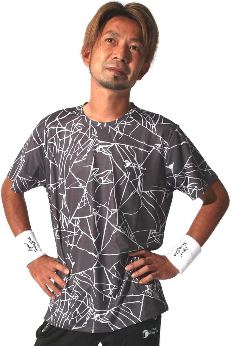 バリエーションコード : 2b21h38c3x商品コード2b21h04cop商品名Tシャツ 半袖 メンズ レディース スポーツウエア ドライ 吸汗速乾 ストレッチ トレーニング ワンポイント インナー 男女兼用ブランドLogical Tennis Dataカラーブラックサイズ等L機能性抜群のスポーツ用半袖Tシャツ。吸汗性・速乾性・通気性などの機能性に優れた素材を使用して、汗や水分を素早く吸収し、生地の表面から拡散し、肌をドライに保ちます。伸縮性の素材にて動きを妨げずに、全てのアスリートがベストなパフォーマンス発揮できるようスポーツを選ばずどんな動きにもフィットしてくれるオールラウンドモデルのウェアです。日々のトレーニングや筋トレ、テニス、マラソン、トライスロン、ランニング、サッカー、スプリント競技や野球など、あらゆるスポーツのパフォーマンス向上に様々なシーンで使えるスポーツウエアです。派手過ぎずシンプル過ぎないデザインで、スポーツウェアとしてだけではなく、デイリーウェアや、タウン着として近所にお出かけに出る際にもご使用いただけます。※ 他ネットショップでも併売しているため、ご注文後に在庫切れとなる場合があります。予めご了承ください。※ 品薄または希少等の理由により、参考価格よりも高い価格で販売されている場合があります。ご注文の際には必ず販売価格をご確認ください。※ 沖縄県、離島または一部地域の場合、別途送料の負担をお願いする場合があります。予めご了承ください。※ お使いのモニタにより写真の色が実際の商品の色と異なる場合や、イメージに差異が生じることがあります。予めご了承ください。※ 商品の詳細（カラー・数量・サイズ 等）については、ページ内の商品説明をご確認のうえ、ご注文ください。※ モバイル版・スマホ版ページでは、お使いの端末によっては一部の情報が表示されないことがあります。すべての記載情報をご確認するには、PC版ページをご覧ください。サイズ：M　丈67cm、胸囲96cm、推奨身長165～170cmサイズ：L　丈69cm、胸囲100cm、推奨身長170～175cmサイズ：XL　丈71cm、胸囲104cm、推奨身長175～180cmサイズ：XXL　丈73cm、胸囲108cm、推奨身長180～185cm素材構成: 86% ポリエステル， 14% 合成繊維(スパンデックス)