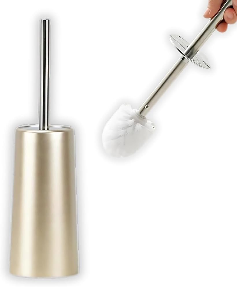 「見せたくなるトイレブラシ」生活感の出やすいトイレブラシを、おしゃれに隠せるスタイリッシュなケース付きトイレブラシ。スリムでコンパクトだから、狭いトイレでも場所を取らずスッキリ収納。360°ブラシで、お掃除したい方向に持ち替えることなく、隅々まで楽にお掃除できます。「水はね・悪臭をシャットアウト」このトイレブラシは、清潔なトイレ空間を保つための工夫が詰まっています。ブラシの中段にある内蓋は、清掃時には水はねを防止し、ホルダーに収納時には悪臭を防止する効果があります。さらに、中蓋によってブラシは浮いた状態になるため、水はけが良く、細菌の増殖を抑えることができます。「錆びない、傷つけない」サビにくく耐久性に優れたステンレス製ハンドルを採用。プラスチック製ハンドルのように劣化しにくく、長くご愛用いただけます。さらに、用途に合わせて選べる2種類のブラシが、汚れを徹底的に落とします。柔らかいシリコンブラシは、便器の表面を傷つけることなく、デリケートな部分を優しく洗浄。頑固な汚れには、ナイロンブラシが効果的。細かい溝やフチ裏の汚れもしっかりかき出します。「商品詳細」サイズ：10.5cm x 38.5cm　カラー：ローズピンク/シャンパンゴールド ＊本製品は組み立て式です。しっかりと組み立ててご使用ください。強い力を加えて使用すると、ブラシが外れてしまう場合がございますのでご注意ください。＊強固な汚れについては、本製品では完全に落とせない場合もございます。その際は、専用の洗剤等を併用した、より強力な洗浄方法をお試しください。※ 他ネットショップでも併売しているため、ご注文後に在庫切れとなる場合があります。予めご了承ください。※ 品薄または希少等の理由により、参考価格よりも高い価格で販売されている場合があります。ご注文の際には必ず販売価格をご確認ください。※ 沖縄県、離島または一部地域の場合、別途送料の負担をお願いする場合があります。予めご了承ください。※ お使いのモニタにより写真の色が実際の商品の色と異なる場合や、イメージに差異が生じることがあります。予めご了承ください。※ 商品の詳細（カラー・数量・サイズ 等）については、ページ内の商品説明をご確認のうえ、ご注文ください。※ モバイル版・スマホ版ページでは、お使いの端末によっては一部の情報が表示されないことがあります。すべての記載情報をご確認するには、PC版ページをご覧ください。