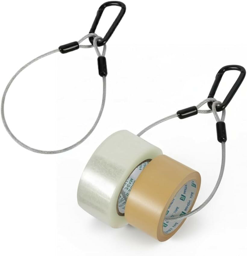 バリエーションコード : 2brjlo06uw商品コード2brjlyd1n0商品名テープホルダー カラビナ 業務用 腰道具 ベルト ガムテープ 吊り下げ 腰袋 フッカー 2組セットブランドJP Numberカラーシルバー「テープ管理が楽になる」腰にぶら下げていつでもテープが使える便利アイテムです。ガムテープや養生テープを吊り下げて携帯できる、現場の強い味方です。「装着簡単」ワイヤーにテープを通しカラビナに掛けるだけですぐに使える。工具いらずのシンプル構造で導入が容易です。必要数だけ束ねて使えるため、現場ごとに最適化しやすく、簡単に業務効率化が実現します。「幅広い現場で使える」パッキング・舞台・撮影などの制作現場まであらゆる場面で活躍します。移動しながら貼る作業や、色分けテープを頻繁に使うシーンで真価を発揮。バッグやベルトに吊るせるため、限られたスペースでも効率的に作業が可能に。「商品内容」パッケージ内容：ワイヤーx2本、カラビナx2個　サイズ（約）： 50cm、8x4.5cm。主な材質：金属、PVC　＊テープは別売りとなります。＊サイズ詳細は商品画像をご確認ください。JP Numberブランドより、オリジナルパッケージでお客様の元へお届けいたします。（商標登録第6628185号）※ 他ネットショップでも併売しているため、ご注文後に在庫切れとなる場合があります。予めご了承ください。※ 品薄または希少等の理由により、参考価格よりも高い価格で販売されている場合があります。ご注文の際には必ず販売価格をご確認ください。※ 沖縄県、離島または一部地域の場合、別途送料の負担をお願いする場合があります。予めご了承ください。※ お使いのモニタにより写真の色が実際の商品の色と異なる場合や、イメージに差異が生じることがあります。予めご了承ください。※ 商品の詳細（カラー・数量・サイズ 等）については、ページ内の商品説明をご確認のうえ、ご注文ください。※ モバイル版・スマホ版ページでは、お使いの端末によっては一部の情報が表示されないことがあります。すべての記載情報をご確認するには、PC版ページをご覧ください。