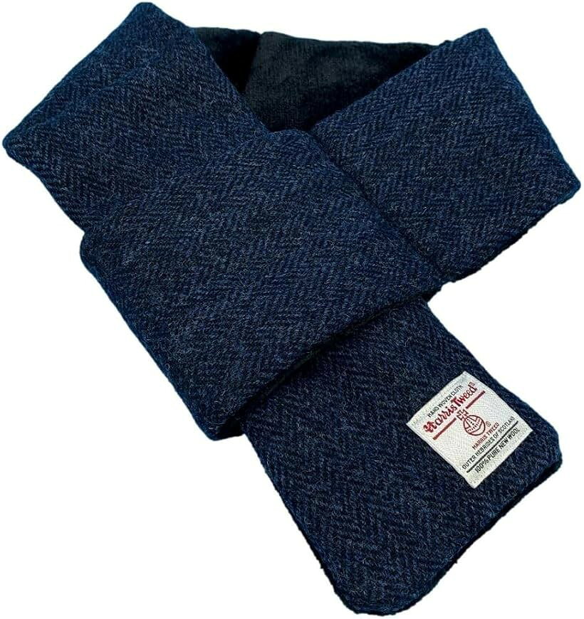 バリエーションコード : 2b432vg0ii商品コード2b9dlqjtl2商品名ハリスツィード HARRIS Tweed 差込みマフラー PBMB004 NVHブランドnature et evoluerカラーネイビーへリンボン織生地：毛100％ボア：ポリエステル100％サイズ：13x95cm※ 他ネットショップでも併売しているため、ご注文後に在庫切れとなる場合があります。予めご了承ください。※ 品薄または希少等の理由により、参考価格よりも高い価格で販売されている場合があります。ご注文の際には必ず販売価格をご確認ください。※ 沖縄県、離島または一部地域の場合、別途送料の負担をお願いする場合があります。予めご了承ください。※ お使いのモニタにより写真の色が実際の商品の色と異なる場合や、イメージに差異が生じることがあります。予めご了承ください。※ 商品の詳細（カラー・数量・サイズ 等）については、ページ内の商品説明をご確認のうえ、ご注文ください。※ モバイル版・スマホ版ページでは、お使いの端末によっては一部の情報が表示されないことがあります。すべての記載情報をご確認するには、PC版ページをご覧ください。＊ハリスツイード（Harris Tweed）とボアを組み合わせた高級感のあるマフラー＊英国の伝統あるツィードミルの中でも他の追随を許さないHARRIS TWEED社＊長年にわたり世界中の人々に 愛され続けているそのツィード生地の風合い・カラーリングの良さは格別＊裏地に風合いの良いボア生地を使用しており、温かさ、触り心地抜群＊中綿を入れることで保温性も