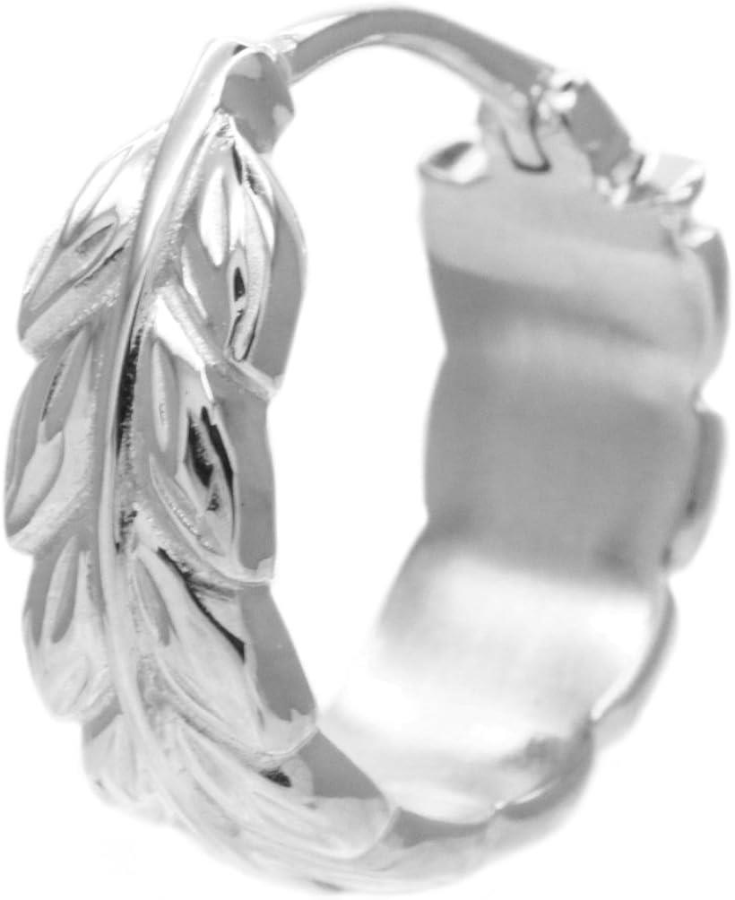 素材 サージカルステンレス製 ブラックルテニウムコーティング PVDコーティング サイズ ゲージサイズ：18ゲージ 全長：約15mm フープ部分：太さ約5.5mm 厚み約2mm ポスト：有効部分長さ約7mm 太さ約1mm リアルに再現されたマイレリーフのフープピアスです。縁結びや平和、神が宿る神聖な葉などの意味を持ち、Hawaiiでは結婚式などに使用されるマイレ。魔除けなど厄除としてもお守り代わりにデイリーにお使い頂けます。メタルベースが光を受け輝き、太さがあるのでしっかりとした存在感があります。また、ワンタッチで装着が可能なヒンジ付きのセグメントリングタイプですので着脱も簡単。こちらの商品は1個売りとなりますので、両耳分の場合は2個お求め下さい。サージカルステンレスは他の金属と比べ傷がつきにくくサビにくいのが特徴。医療用器具にも使用されていますので、金属アレルギーの方にも比較的安心してお使い頂けます。＊全ての人にアレルギーが起こらないわけではありません※ 他ネットショップでも併売しているため、ご注文後に在庫切れとなる場合があります。予めご了承ください。※ 品薄または希少等の理由により、参考価格よりも高い価格で販売されている場合があります。ご注文の際には必ず販売価格をご確認ください。※ 沖縄県、離島または一部地域の場合、別途送料の負担をお願いする場合があります。予めご了承ください。※ お使いのモニタにより写真の色が実際の商品の色と異なる場合や、イメージに差異が生じることがあります。予めご了承ください。※ 商品の詳細（カラー・数量・サイズ 等）については、ページ内の商品説明をご確認のうえ、ご注文ください。※ モバイル版・スマホ版ページでは、お使いの端末によっては一部の情報が表示されないことがあります。すべての記載情報をご確認するには、PC版ページをご覧ください。