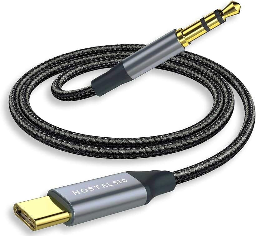 バリエーションコード : 2b9q4h6foh商品コード2b944ps4h0商品名USB C to 3.5 mm 変換 AUX ケーブル オーディオアダプタ DAC搭載 24bit/96KHz対応ナイロン編み iPhone15 16 シリーズ/iPad Pro/Android/Type Cなどの機器に対応ブランドNOSTALSICカラーメタリックグレーサイズ等1m「Type-C to 3.5mm AUXケーブル」USB Type-Cポートから3.5mmオーディオジャック（3極プラグ）に接続できる一方向のAUXケーブルです。全長1mの適度な長さで、スマホやタブレットをスピーカーや車のオーディオシステムに接続して、好きな音楽を高音質で楽しむことができます。耐久性のある設計で、日常使いに最適な便利なアイテムです。「高品質DACチップ内蔵（KT0210）」出力24bit/96kHz対応で高音質なオーディオ再生を実現。音声のロスを抑えながら、高音質で音楽を楽しめます。「優れた耐久性」約20，000回の屈曲試験に合格し、長期間使用可能。両側のプラグはアルミ合金材質を利用し、表面には金メッキ加工も施されています。強い金属質感と耐酸化・腐食防止の特徴を持ち、より堅固で長持ちします。「スマホとカーステレオの接続に最適」本製品USB C AUX 変換ケーブルは3.5mmヘッドフォン、スピーカー、オーディオ、カーステレオなどに接続可能で、さまざまなシーンで大活躍。「幅広い互換性」Type Cポートを備えるデバイスに対応しています。例）iPad Pro/MacBook/Galaxy/Huawei/Google Pixel/OnePlusやPS4/PS5などに対応。MAC OS、iOS、Androidのシステムに対応し、幅広い互換性が特徴です。「パッケージ内容」USB-C to 3.5mm変換AUXケーブル（長さ1m）、カスタマーサポート＆商品仕様説明書※ 他ネットショップでも併売しているため、ご注文後に在庫切れとなる場合があります。予めご了承ください。※ 品薄または希少等の理由により、参考価格よりも高い価格で販売されている場合があります。ご注文の際には必ず販売価格をご確認ください。※ 沖縄県、離島または一部地域の場合、別途送料の負担をお願いする場合があります。予めご了承ください。※ お使いのモニタにより写真の色が実際の商品の色と異なる場合や、イメージに差異が生じることがあります。予めご了承ください。※ 商品の詳細（カラー・数量・サイズ 等）については、ページ内の商品説明をご確認のうえ、ご注文ください。※ モバイル版・スマホ版ページでは、お使いの端末によっては一部の情報が表示されないことがあります。すべての記載情報をご確認するには、PC版ページをご覧ください。NOSTALSIC USB-C to 3.5mm変換ケーブル（長さ1m）は、高品質DACチップ（KT0210）を内蔵しており、24bit/96kHzのサンプリングレートで高音質のオーディオ再生を実現します。＊本製品はUSB-C＞3.5mmへの一方通行のみ対応しています。