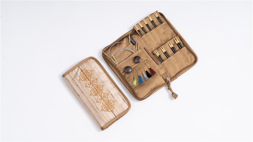 ＜職人技が光る高品質の編み針セット＞エボニーウッド（黒檀）を使用した、高級感あふれる交換可能な円形編み針セットです。インド政府認定の木材ストックヤードから調達したエシカルな素材を使用し、滑らかなリキッドシルク仕上げと24Kゴールド仕上げの真鍮コネクターにより、快適な編み心地を提供します。＜セット内容＞・編み針の先端（交換可能）10cm（4インチ）の針先9組サイズ：3.0mm、3.25mm、3.5mm、3.75mm、4.0mm、4.5mm、5.0mm、5.5mm、6.0mm（すべて滑らかに研がれた形状で、あらゆる種類の糸に適応）・スイベルコードスイベルコード2本（ねじれを防ぎ、収納時に平らになる設計）長さ：40cm、50cm（針の長さを含む）・アクセサリー木製エンドキャップ 4個締め付けツール 2個カラフルなタッセルステッチマーカー 5本収納ケース＜快適な編み心地と優れた機能性＞人間工学デザイン – 手に馴染みやすく、長時間使用しても疲れにくい設計滑らかな針先 – 編み糸をスムーズにすくい、ストレスフリーな編み物体験優れた耐久性 – 世界でも希少なエボニーウッドを使用し、美しくしなやかな仕上がり＜すべてのプロジェクトに対応＞このセットは、重厚なフラットニット作品から特大のセーターやカーディガンまで、あらゆる編み物プロジェクトに最適です。高品質の素材と機能性を兼ね備えた逸品で、初心者から上級者まで満足できる使い心地を提供します。※ 他ネットショップでも併売しているため、ご注文後に在庫切れとなる場合があります。予めご了承ください。※ 品薄または希少等の理由により、参考価格よりも高い価格で販売されている場合があります。ご注文の際には必ず販売価格をご確認ください。※ 沖縄県、離島または一部地域の場合、別途送料の負担をお願いする場合があります。予めご了承ください。※ お使いのモニタにより写真の色が実際の商品の色と異なる場合や、イメージに差異が生じることがあります。予めご了承ください。※ 商品の詳細（カラー・数量・サイズ 等）については、ページ内の商品説明をご確認のうえ、ご注文ください。※ モバイル版・スマホ版ページでは、お使いの端末によっては一部の情報が表示されないことがあります。すべての記載情報をご確認するには、PC版ページをご覧ください。