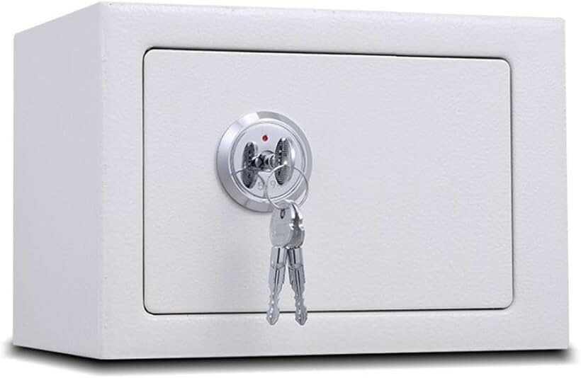 バリエーションコード : 2b9offk5ny商品コード2b9ofhdsof商品名金庫家庭用 スチール製金庫 戸建て防犯用 シリンダー式 5L 23x17x17cmブランドAsdaysカラーホワイト「安心安全な小型金庫」 小型で高性能で安全な家庭用小型金庫です。盗難防止の機能が充実しており、大切な貴重品をしっかりと守ります。どのお部屋にも邪魔にならないサイズで、レジスターや事務所にも最適です。「頑丈で安全設計」 頑丈なスチール製のボディと強固なロックボルトを採用。ドアヒンジも強化されており、強盗からの侵入をしっかりと防ぎます。重要な書類や貴金属などを安心して保管できます。「使いやすさ抜群」 シンプルなキーロック式で、面倒な電気接続が不要です。機械式で開け閉めが可能です。3本の鍵が付属しており、万が一の紛失にも対応。「商品詳細」 カラー2種（ブラック、ホワイト） サイズ:幅23cmx高さ17cmx奥行17cm 容量:5L 素材:鋼板「オリジナルパッケージ付」 Asdaysブランドより、オリジナルパッケージでお客様の元へお届けいたします。商標登録第6473556号※ 他ネットショップでも併売しているため、ご注文後に在庫切れとなる場合があります。予めご了承ください。※ 品薄または希少等の理由により、参考価格よりも高い価格で販売されている場合があります。ご注文の際には必ず販売価格をご確認ください。※ 沖縄県、離島または一部地域の場合、別途送料の負担をお願いする場合があります。予めご了承ください。※ お使いのモニタにより写真の色が実際の商品の色と異なる場合や、イメージに差異が生じることがあります。予めご了承ください。※ 商品の詳細（カラー・数量・サイズ 等）については、ページ内の商品説明をご確認のうえ、ご注文ください。※ モバイル版・スマホ版ページでは、お使いの端末によっては一部の情報が表示されないことがあります。すべての記載情報をご確認するには、PC版ページをご覧ください。