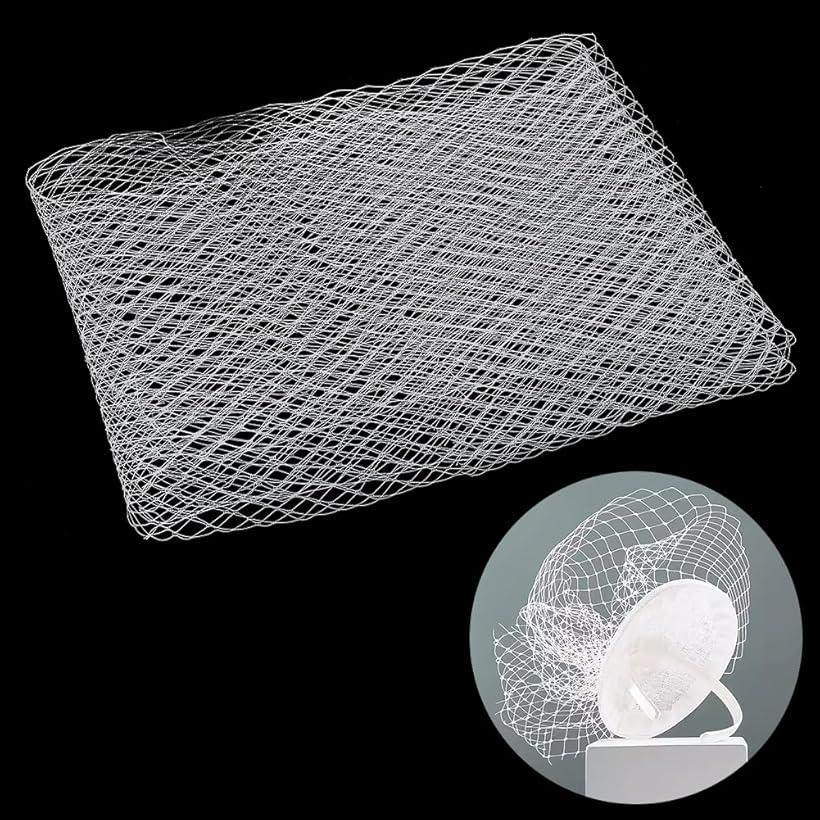 パッケージとサイズ:白色のベールメッシュ生地1M入り；サイズ：幅420～450mm；メッシュチュール生地はニーズを満たすのに十分です。高品質材料：メッシュチュール生地は高品質のポリエステル製です。軽量で耐摩耗性に優れ、毛玉になりにくいです。長持ちし、耐久性に優れ、持ち運びが簡単です。ユニークなデザイン：ベール生地はメッシュ模様でデザインされています。シンプルでファッショナブルなスタイルは、美しい装飾効果を作成するのに役立ちます。使いやすい：異なるサイズのガーゼ装飾が必要な場合は、ハサミでお好きなサイズにカットでき、とても実用的で便利です。幅広い用途: ベールの網は衣服の付属品に広く利用されています。ベール、ブライダルベール、帽子アクセサリー、可動式ヘッドドレス、ヘアクリップなど、あらゆる種類のウェディングアクセサリーを作るのに理想的です。※ 他ネットショップでも併売しているため、ご注文後に在庫切れとなる場合があります。予めご了承ください。※ 品薄または希少等の理由により、参考価格よりも高い価格で販売されている場合があります。ご注文の際には必ず販売価格をご確認ください。※ 沖縄県、離島または一部地域の場合、別途送料の負担をお願いする場合があります。予めご了承ください。※ お使いのモニタにより写真の色が実際の商品の色と異なる場合や、イメージに差異が生じることがあります。予めご了承ください。※ 商品の詳細（カラー・数量・サイズ 等）については、ページ内の商品説明をご確認のうえ、ご注文ください。※ モバイル版・スマホ版ページでは、お使いの端末によっては一部の情報が表示されないことがあります。すべての記載情報をご確認するには、PC版ページをご覧ください。OLYCRAFT ベールネット生地 素材：ポリエステル サイズ：幅さ約420～450mm 色: ホワイト 用途: DIYの花嫁の頭飾りとベールに。