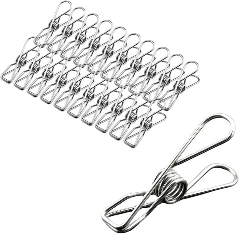 バリエーションコード : 2bu1qpyy3c商品コード2bufcg9k0v商品名洗濯ばさみ 洗濯バサミ ステンレス 強力 おしゃれ 防風洗濯ばさみ 室内 室外 洗濯物干しピンチ 物干し 20個セットブランドAkaakaカラーシルバーサイズ等Lサイズ屋外でも安心。雨の日でもサビない洗濯ばさみ 雨の日や湿気の多い日でも安心して使える洗濯ばさみをお探しの方にぴったり。このステンレス製の洗濯ピンチは耐水性と耐久性に優れており、外での使用でもサビることがありません。これにより、天候に左右されずに洗濯物をしっかり干せるので、毎日の生活がもっと楽になります。小さくても強力。しっかり固定できるグリップ力 ミニサイズでも、そのグリップ力は抜群。靴下やタオルなど、小さなアイテムもしっかりと挟んでくれるので、風の強い日でも安心して使用できます。洗濯物が飛ばされる心配を減らし、ストレスフリーに干すことができます。多用途で活躍する便利なクリップ この洗濯ピンチは洗濯物を干すだけでなく、食品袋のクリップやケーブル整理にも活用できます。家庭内での整理整頓に役立つだけでなく、アウトドアやキャンプでも使えるので、1つで多くのシーンに対応するアイテムです。20個セットでコストパフォーマンスも抜群 1個ずつ買うよりもお得な20個セット。家庭用としても業務用としても、そしてアウトドアシーンでも十分に活躍します。まとめて購入することで、長期間にわたって使えるのでコストパフォーマンスも良く、非常に経済的です。「商品詳細」サイズ：(L)6.5x1.5cm　(M)5.6x1.3cm　(S)4.3x1cm　材質：ステンレス、個数：20個セット※ 他ネットショップでも併売しているため、ご注文後に在庫切れとなる場合があります。予めご了承ください。※ 品薄または希少等の理由により、参考価格よりも高い価格で販売されている場合があります。ご注文の際には必ず販売価格をご確認ください。※ 沖縄県、離島または一部地域の場合、別途送料の負担をお願いする場合があります。予めご了承ください。※ お使いのモニタにより写真の色が実際の商品の色と異なる場合や、イメージに差異が生じることがあります。予めご了承ください。※ 商品の詳細（カラー・数量・サイズ 等）については、ページ内の商品説明をご確認のうえ、ご注文ください。※ モバイル版・スマホ版ページでは、お使いの端末によっては一部の情報が表示されないことがあります。すべての記載情報をご確認するには、PC版ページをご覧ください。