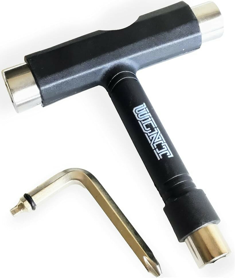 バリエーションコード : 2bjsqr3gvi商品コード2b2yiu2cgl商品名スケートツール コンパクト T レンチ スケートボード ワイ字 ネジ切り 工具 ソケットレンチ ラチェット式 ネジ切り無し T-TOOLブランドWALNUT　SKATEカラーネジ切り無し T-TOOL「用途に合った工具が見つかる」ベーシックなTツールから、ネジ切り付きYツール、作業効率の高いラチェット式まで。スケートボードをやる方には欠かせない。部品の破損や潰れなどによる、定期的な部品交換が必要な時の便利アイテム。スケート仲間の間で一本持っているととても便利です。またはスケート仲間へのプレゼントでもかなり喜ばれます。「多機能で便利」スケートボードに限らず、DIYやメンテナンスに。様々なシーンで使える多機能ツールです。工具サイズ:「レンチ］キングピンレンチ9/16(約14mm)，アクセルレンチ1/2インチ(約13mm)，ビスレンチ3/8インチ(約10mm)，「Lツール］六角1/8(約3mm)，プラスドライバー。「コストパフォーマンス＆品質」WLNTSkateではどなたでもスケートボードを手軽に楽しんでいただけるよう、高品質な商品を提供させていただいております。主な素材は軽量で劣化しにくい丈夫なポリプレン（PP)＋強化スチール「これ一つでスケボーのメンテ」コンプリートの組み立て、解体、部品交換はもちろん、Lレンチを使ってデッキテープ貼り付け時の型どりや、突然はまらなくなったアクセルナット、潰れたアクセルスレッド（ネジ山）の補修用スレッダー（ネジ切り）にも使えてトラックを長く使用する事ができ経済的です。「幅広いトラック種類に対応」多くのブランドやスケートジャンルに対応。ほとんどのスケートボード、ロングボード、サーフスケート、クルーザー、トラックに対応。※ 他ネットショップでも併売しているため、ご注文後に在庫切れとなる場合があります。予めご了承ください。※ 品薄または希少等の理由により、参考価格よりも高い価格で販売されている場合があります。ご注文の際には必ず販売価格をご確認ください。※ 沖縄県、離島または一部地域の場合、別途送料の負担をお願いする場合があります。予めご了承ください。※ お使いのモニタにより写真の色が実際の商品の色と異なる場合や、イメージに差異が生じることがあります。予めご了承ください。※ 商品の詳細（カラー・数量・サイズ 等）については、ページ内の商品説明をご確認のうえ、ご注文ください。※ モバイル版・スマホ版ページでは、お使いの端末によっては一部の情報が表示されないことがあります。すべての記載情報をご確認するには、PC版ページをご覧ください。＊スケートボードは他のスポーツと同様、大怪我するリスクがあります。自分のレベルに合ったトリックをして安全装備を装着して交通ルールを守りながら安全なスケートボードを心がけて楽しんでください。