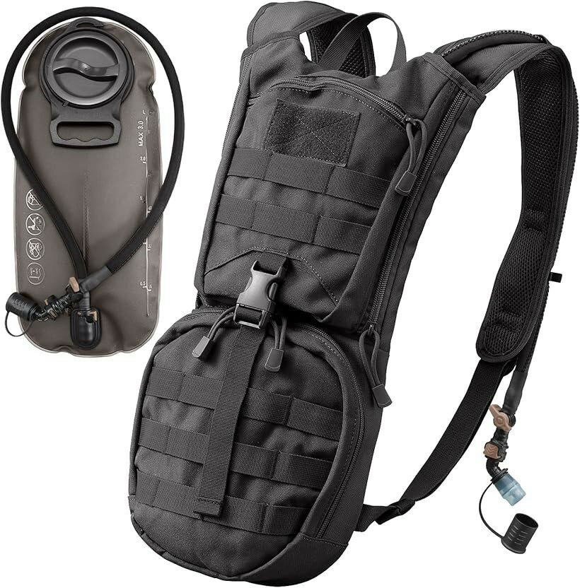 バリエーションコード : 2bju4k65y2商品コード2b2iy1hur1商品名ハイドレーションバッグ 大容量3L ミリタリー リュック 給水 バックパック - トレイル ランニング ハイキング サイクリング 自転車 キャンプ スキー スノーボード サバイバルゲーム などに最適 黒ブランドKAMUIカラーブラック「アウトドアを全力で楽しむ」頑丈な設計で、3つのパッドがしっかり体をサポート。ハイキング、ランニング、サイクリング、サバイバル時の様々なシーンで利用でき、アウトドアを全力で楽しむために設計されたハイドレーションバックパックです。「大容量でも持ち運び簡単」3リットル大容量リザーバータンクで、0.8kg以下の軽量設計(水なし)で、コンパクトで手軽にどこでも持ち運びが可能です。「洗いやすいハイドレーションバック」各パーツを分解できて、細かいところまでハイドレーションバックをいつも清潔にクリーニングできます。「モールシステムと多彩なポケット」モールシステムで様々な装備を簡単に取り付け可能で、バッグを様々なミッションに最適化できる。多彩なポケットも標準装備です。「安心の日本人エンジニア」お求め安い価格を実現するために中国製ではありますが、日本人エンジニアが製品の細部まで日々改良しています。・給水ボトルの給水方法給水バルブを開けて給水口を歯で挟みながら、口で水を吸って給水をして下さい。※ 他ネットショップでも併売しているため、ご注文後に在庫切れとなる場合があります。予めご了承ください。※ 品薄または希少等の理由により、参考価格よりも高い価格で販売されている場合があります。ご注文の際には必ず販売価格をご確認ください。※ 沖縄県、離島または一部地域の場合、別途送料の負担をお願いする場合があります。予めご了承ください。※ お使いのモニタにより写真の色が実際の商品の色と異なる場合や、イメージに差異が生じることがあります。予めご了承ください。※ 商品の詳細（カラー・数量・サイズ 等）については、ページ内の商品説明をご確認のうえ、ご注文ください。※ モバイル版・スマホ版ページでは、お使いの端末によっては一部の情報が表示されないことがあります。すべての記載情報をご確認するには、PC版ページをご覧ください。