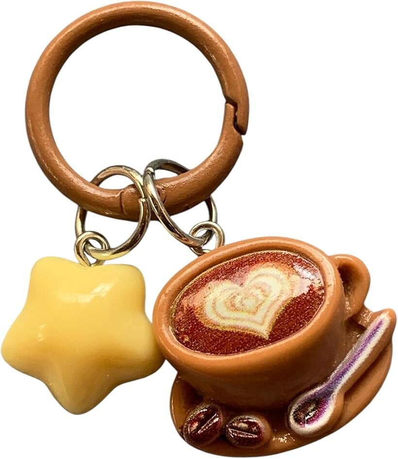 商品コード2bktv51fpy商品名カフェ キーホルダー コーヒーカップ と スター チャーム付き 可愛い アクセサリーブランドnotomowarriorsサイズ等約2cmキュートなデザイン：カフェラテカップとスターチャームが組み合わさった、おしゃれで可愛いキーホルダーです。約2cmです。精巧な作り：ハートラテアートが施されたコーヒーカップと、コーヒー豆やスプーンまで細部にこだわったリアルなデザインが魅力です。チャーム構成：ラテカップソーサーチャームと黄色いスターチャームの2つが付いており、ゴールドのリングでまとめられています。使いやすいリング：しっかりとしたブラウンカラーのキーリングで、鍵やバッグチャームとして簡単に取り付けられます。ギフトにも最適：コーヒー好きな方へのプレゼントや、バッグのアクセサリーとしてもぴったりなアイテムです。※ 他ネットショップでも併売しているため、ご注文後に在庫切れとなる場合があります。予めご了承ください。※ 品薄または希少等の理由により、参考価格よりも高い価格で販売されている場合があります。ご注文の際には必ず販売価格をご確認ください。※ 沖縄県、離島または一部地域の場合、別途送料の負担をお願いする場合があります。予めご了承ください。※ お使いのモニタにより写真の色が実際の商品の色と異なる場合や、イメージに差異が生じることがあります。予めご了承ください。※ 商品の詳細（カラー・数量・サイズ 等）については、ページ内の商品説明をご確認のうえ、ご注文ください。※ モバイル版・スマホ版ページでは、お使いの端末によっては一部の情報が表示されないことがあります。すべての記載情報をご確認するには、PC版ページをご覧ください。カフェ好きにはたまらない、キュートなカフェラテカップのキーホルダーです。細部まで丁寧に作り込まれたミニチュアのコーヒーカップには、ハート模様のラテアートが施されており、まるで本物のカフェで出てくる一杯のよう。ソーサーの上にはコーヒー豆やスプーンも添えられており、リアルで愛らしいデザインが魅力です。隣には淡いイエローのかわいい星型チャームも付いており、ポップでおしゃれな雰囲気を演出します。ブラウンのリングとゴールドのチェーンがアクセントとなり、バッグやカバン、鍵などに取り付けるだけで一気におしゃれ度がアップします。コーヒー好きの方へのプレゼントや、自分へのご褒美にもぴったりの一品です。日常使いはもちろん、コレクションとしても楽しめます。