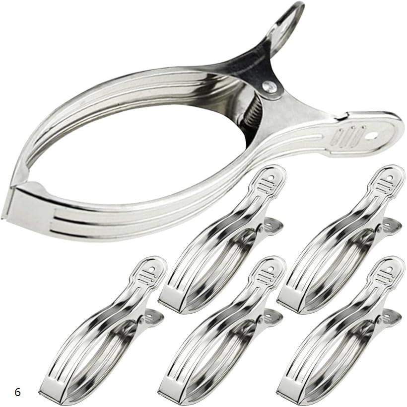 ・「大口サイズの特大洗濯バサミ」 分厚い布団もしっかり挟める洗濯ばさみです。洗濯量が多くても大丈夫。嬉しい大型ピンチハンガー6個セット。大きく開くので、布団ばさみとしてはもちろん、大型のぬいぐるみや厚みのあるクッションなども、干すことができます。・「バネでしっかり挟む」強力に挟むことができるバネタイプ。強風が吹いても洗濯物が落ちたり、飛ばされる心配がありません。通常のせんたくばさみでは耐えきれない重たいコートや、デニムパンツなども挟んで干すことができ、よく乾きます。・「ステンレス製で長持ち・丈夫」 雨や紫外線に強いステンレス製の布団用洗濯ばさみなので、プラスチックの様に劣化して割れたりせず、長くご使用頂けます。常時出しっぱなしにしても錆びないので、いちいち回収する手間が省け、家事の時間短縮ができます。・「使い易いデザイン」せんたくばさみの型が残らない様、先が丸みを帯びています。又、幅は2センチとスリム。物干し竿用としてそのまま端に寄せておくだけでもスッキリ、美しく保管できます。・「商品内容」布団ばさみ 「セット内容」6個セット 「カラー」シルバー 「サイズ」全長16cm 最大開口12cm 「素材」ステンレス　＊モニターの環境により、色の見え方に若干差が生じる場合がございます。※ 他ネットショップでも併売しているため、ご注文後に在庫切れとなる場合があります。予めご了承ください。※ 品薄または希少等の理由により、参考価格よりも高い価格で販売されている場合があります。ご注文の際には必ず販売価格をご確認ください。※ 沖縄県、離島または一部地域の場合、別途送料の負担をお願いする場合があります。予めご了承ください。※ お使いのモニタにより写真の色が実際の商品の色と異なる場合や、イメージに差異が生じることがあります。予めご了承ください。※ 商品の詳細（カラー・数量・サイズ 等）については、ページ内の商品説明をご確認のうえ、ご注文ください。※ モバイル版・スマホ版ページでは、お使いの端末によっては一部の情報が表示されないことがあります。すべての記載情報をご確認するには、PC版ページをご覧ください。「大口サイズの特大洗濯バサミ」分厚い布団もしっかり挟める洗濯ばさみです。洗濯量が多くても大丈夫。嬉しい大型ピンチハンガー6個セット。大きく開くので、布団ばさみとしてはもちろん、大型のぬいぐるみや厚みのあるクッションなども、干すことができます。「バネでしっかり挟む」強力に挟むことができるバネタイプ。強風が吹いても洗濯物が落ちたり、飛ばされる心配がありません。通常のせんたくばさみでは耐えきれない重たいコートや、デニムパンツなども挟んで干すことができ、よく乾きます。「ステンレス製で長持ち・丈夫」雨や紫外線に強いステンレス製の布団用洗濯ばさみなので、プラスチックの様に劣化して割れたりせず、長くご使用頂けます。常時出しっぱなしにしても錆びないので、いちいち回収する手間が省け、家事の時間短縮ができます。「使い易いデザイン」せんたくばさみの型が残らない様、先が丸みを帯びています。又、幅は2センチとスリム。物干し竿用としてそのまま端に寄せておくだけでもスッキリ、美しく保管できます。「商品内容」布団ばさみ「セット内容」6個セット「カラー」シルバー「サイズ」全長16cm最大開口12cm「素材」ステンレス　＊モニターの環境により、色の見え方に若干差が生じる場合がございます。